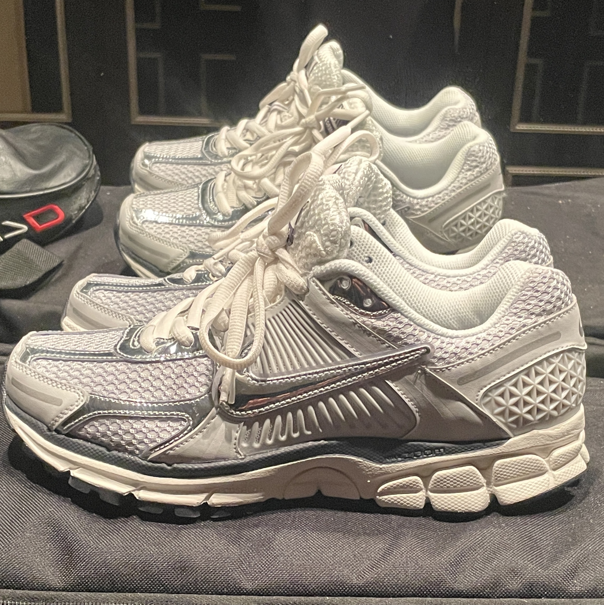 (W) Nike Zoom Vomero 5 Photon Dust and Metallic Silver 착용 스타일 - 1