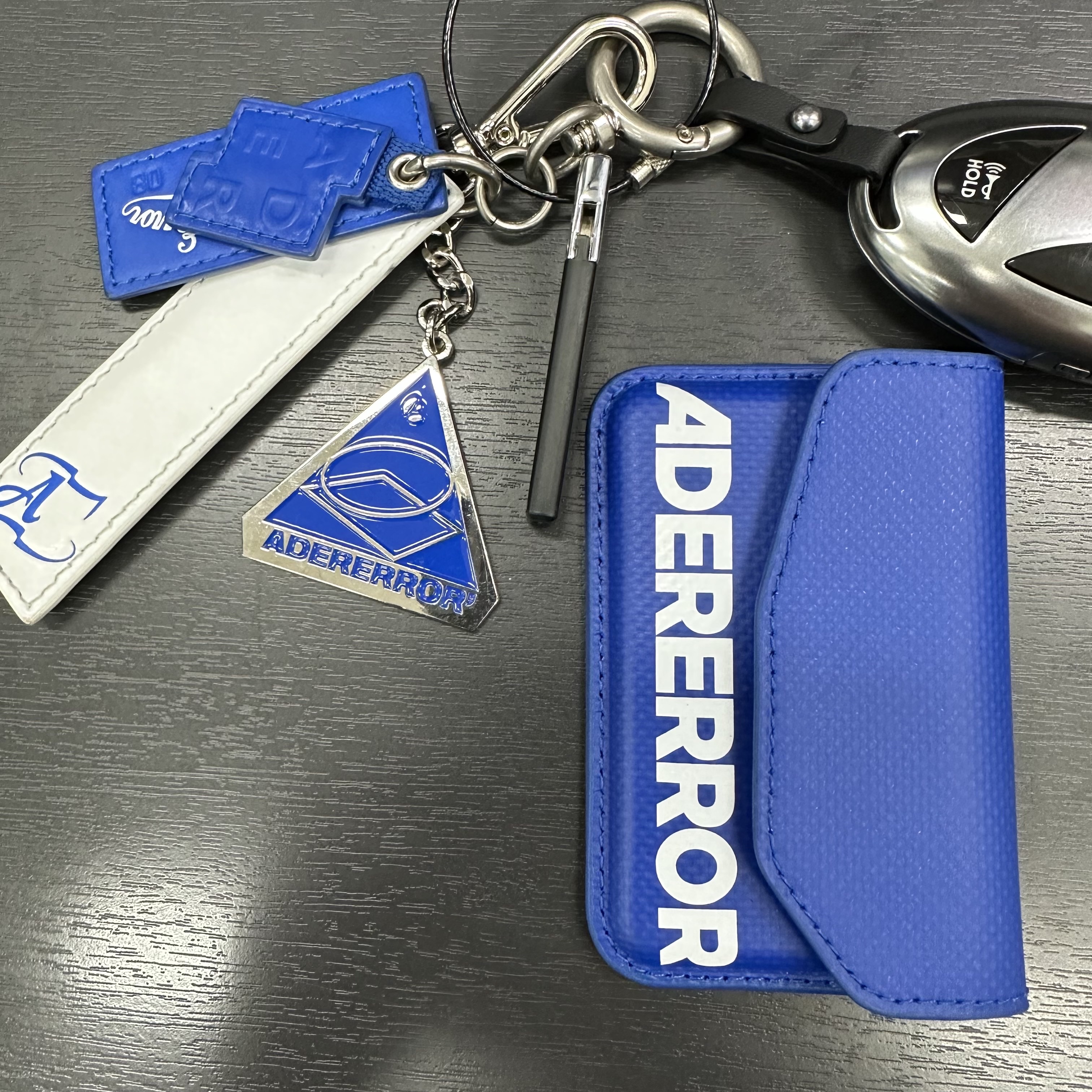 Ader Error Standic Magsafe Wallet Z-Blue, Ader Error Og; 8th @7222 Keyring Z-Blue 착용 스타일