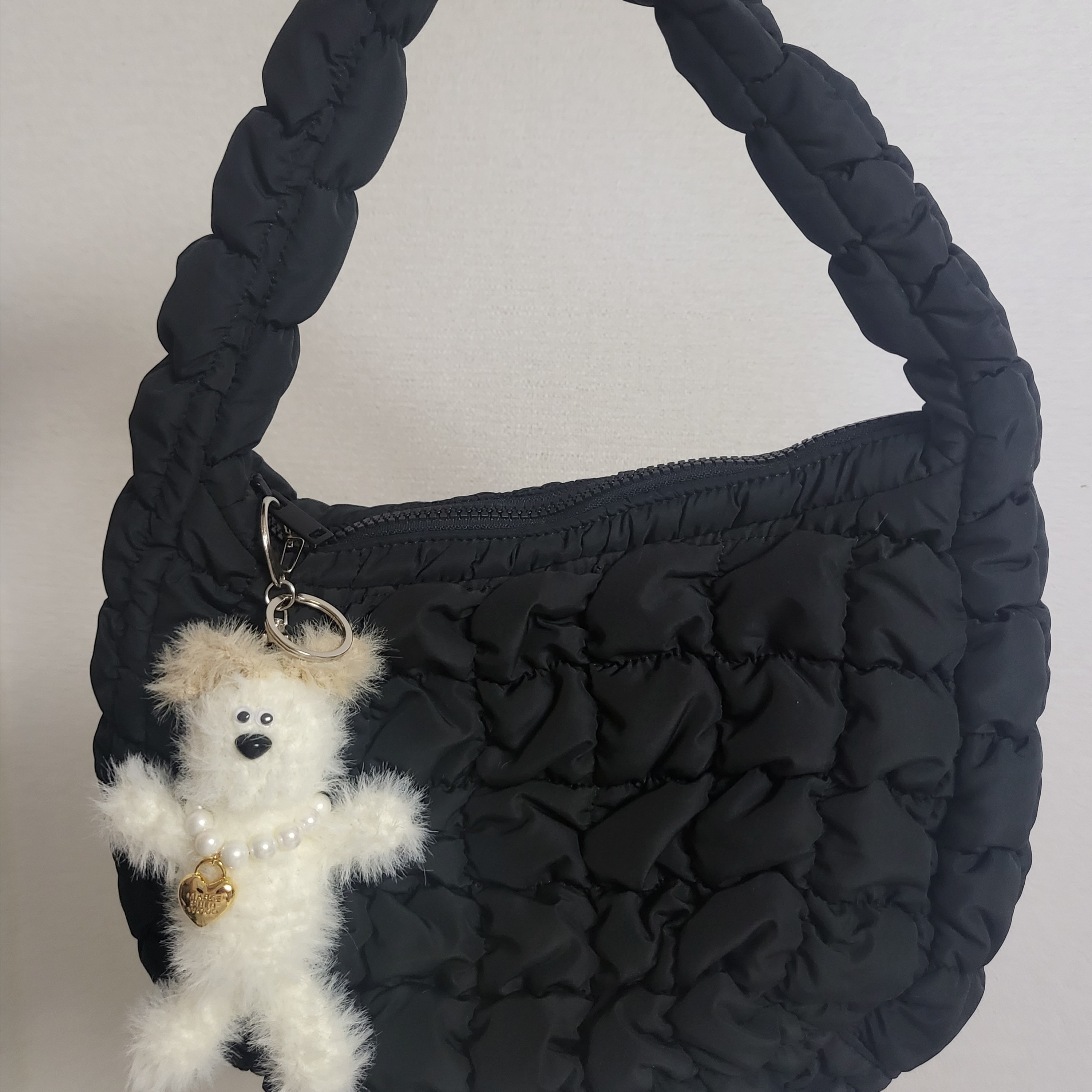 COS Quilted Mini Bag Black, Margesherwood Wood Keyring White 착용 스타일