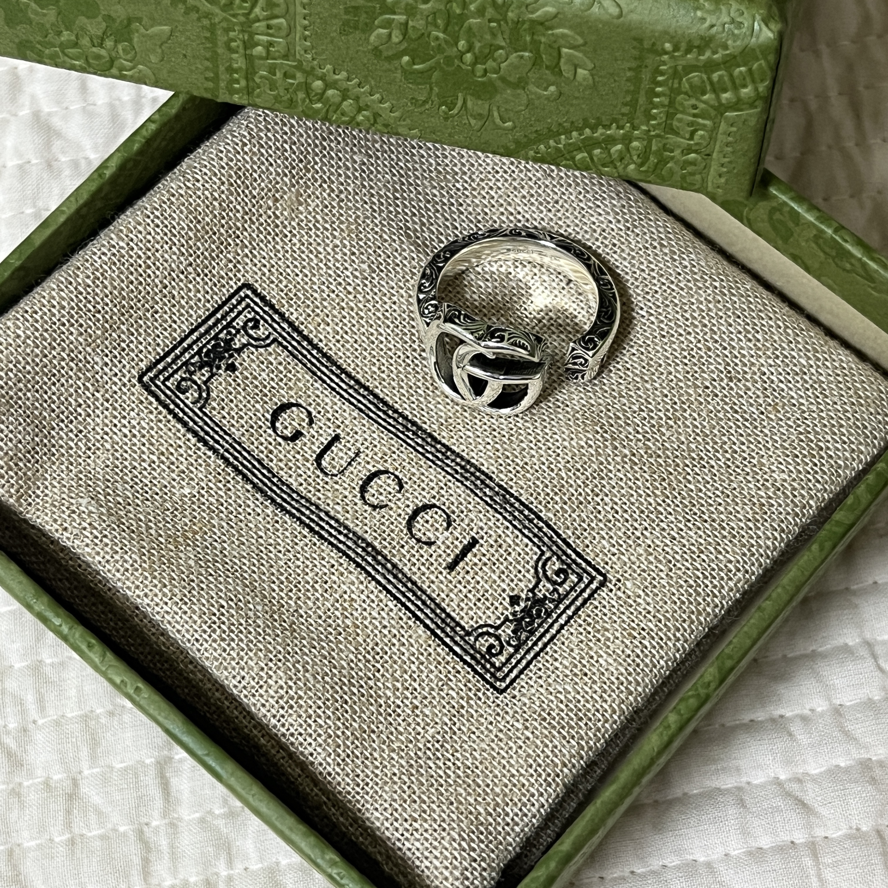 Gucci Double G Keyring Silver Aged Finish 착용 스타일 - 2