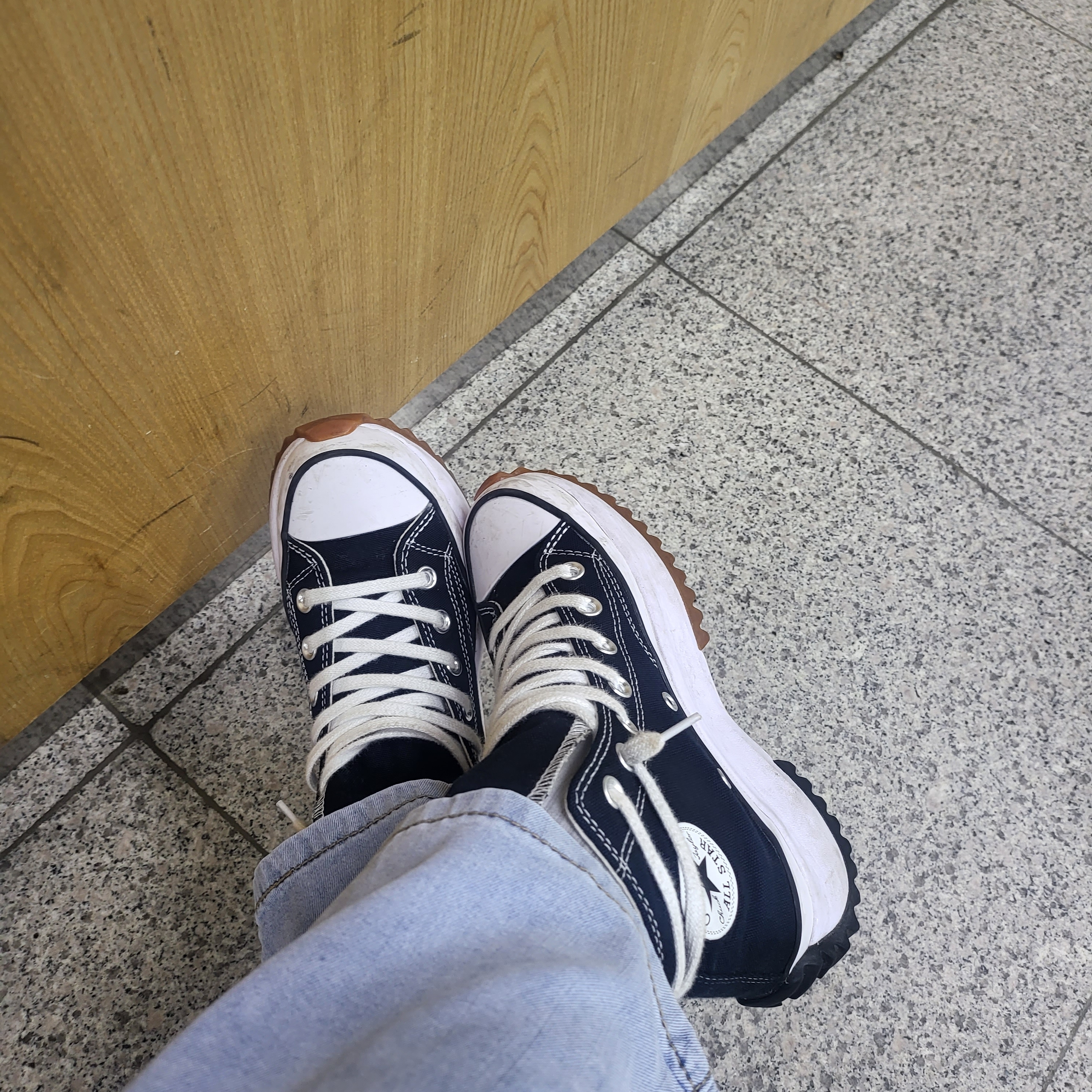 Converse Run Star Hike Hi Black White Gum 착용 스타일