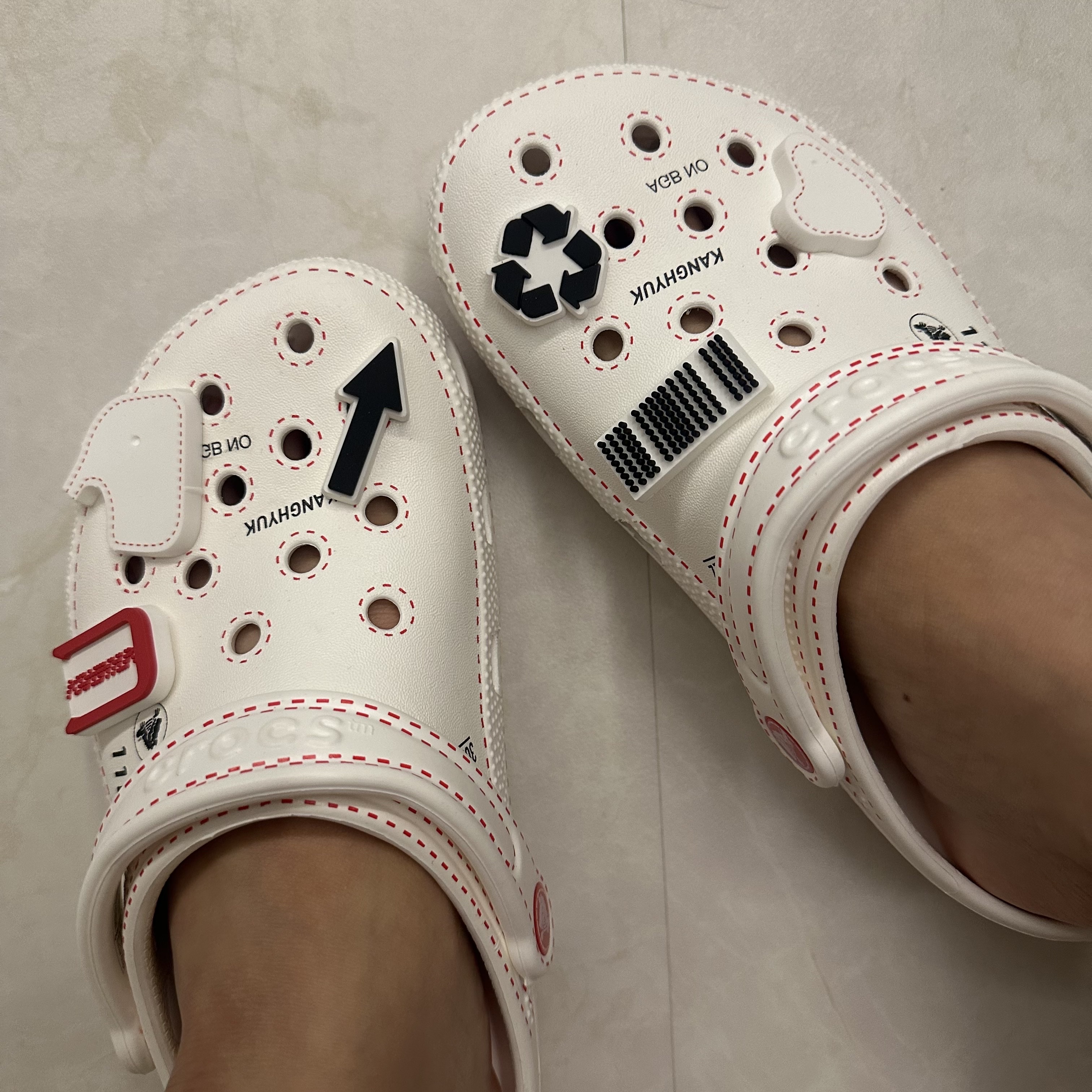 Crocs x Kanghyuk Classic Clog White 착용 스타일 - 1
