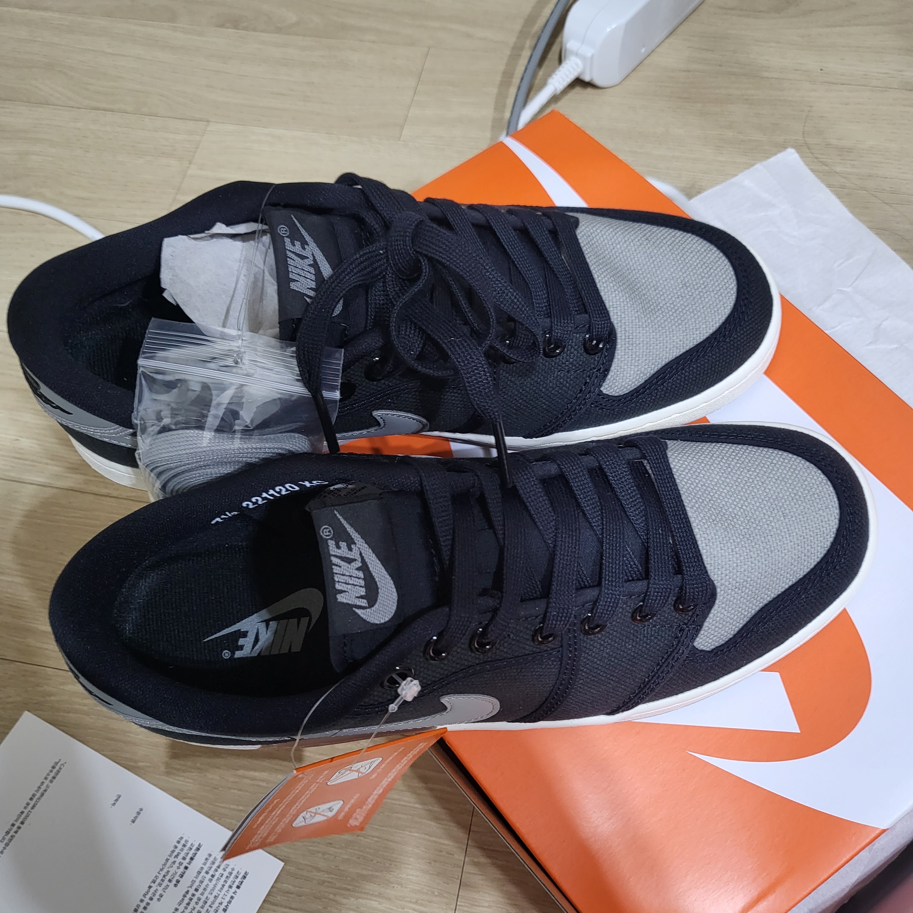 Jordan 1 KO Low Black Medium Grey 착용 스타일 - 1