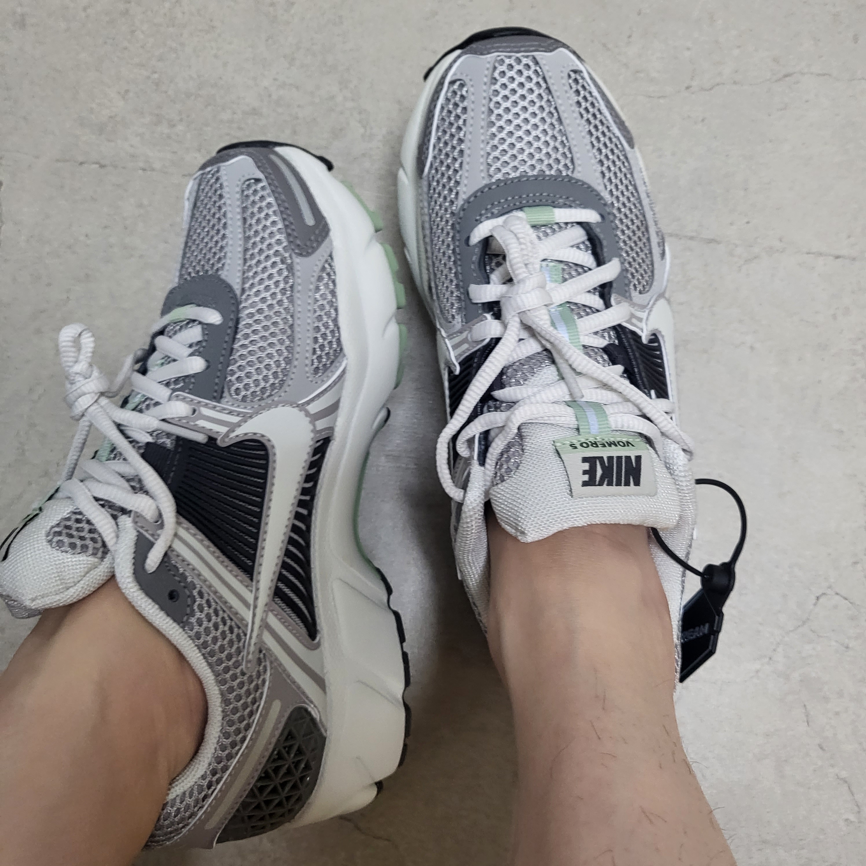 (W) Nike Zoom Vomero 5 Cobblestone and Flat Pewter 착용 스타일 - 1
