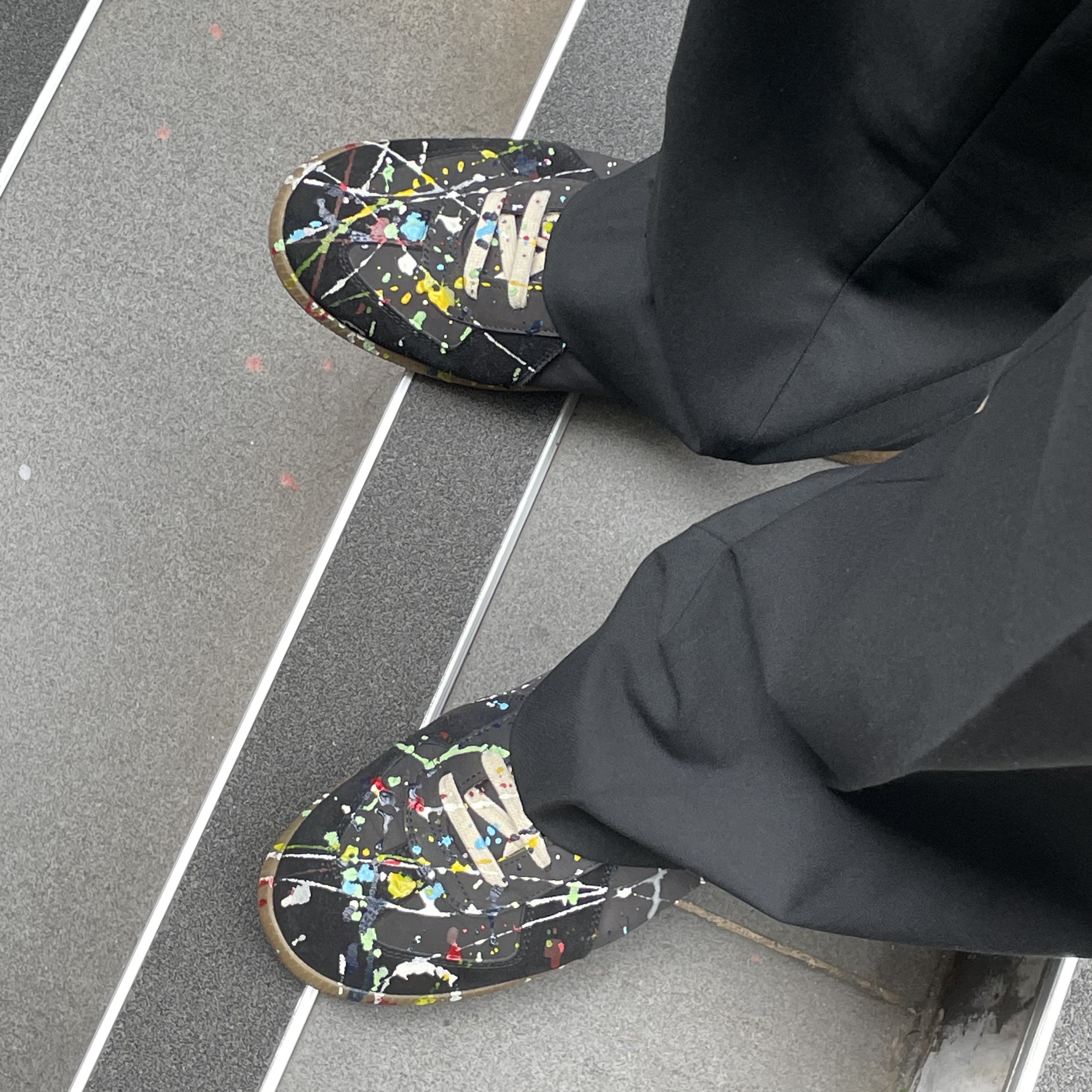 Maison Margiela Replica Paint Drop Sneakers Black 착용 스타일
