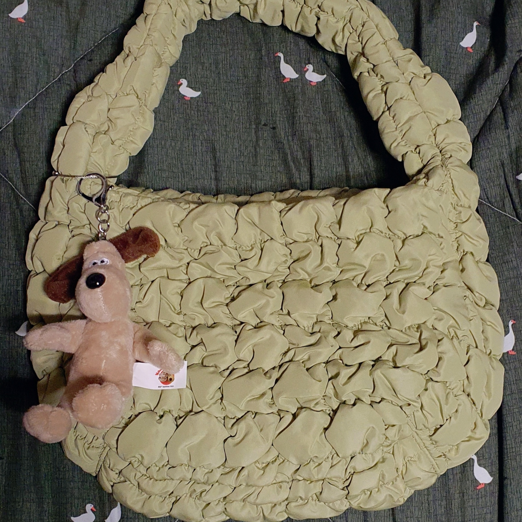 COS Quilted Mini Bag Light Green 착용 스타일 - 1