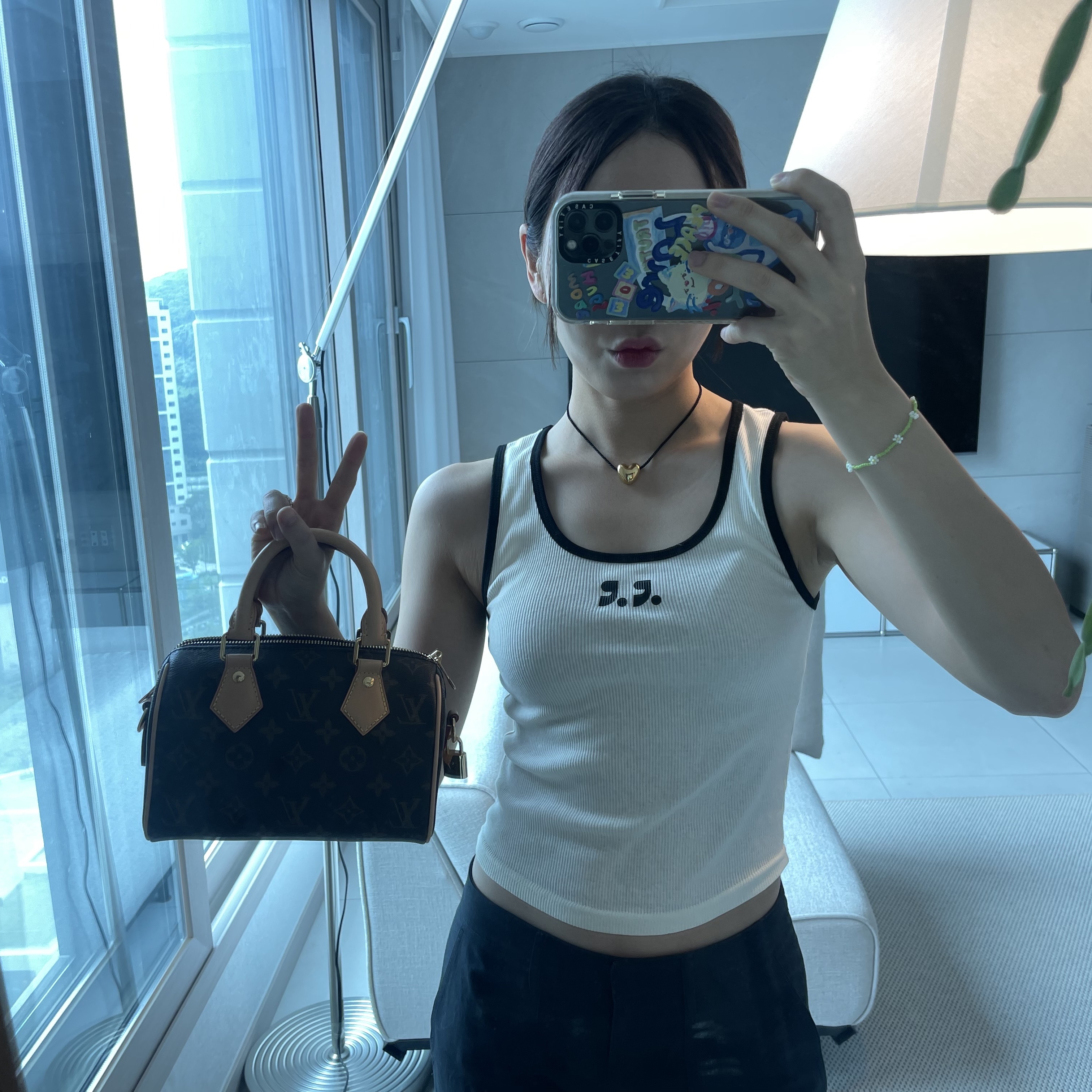 Louis Vuitton Speedy Bandouliere 20 Monogram Beige 착용 스타일