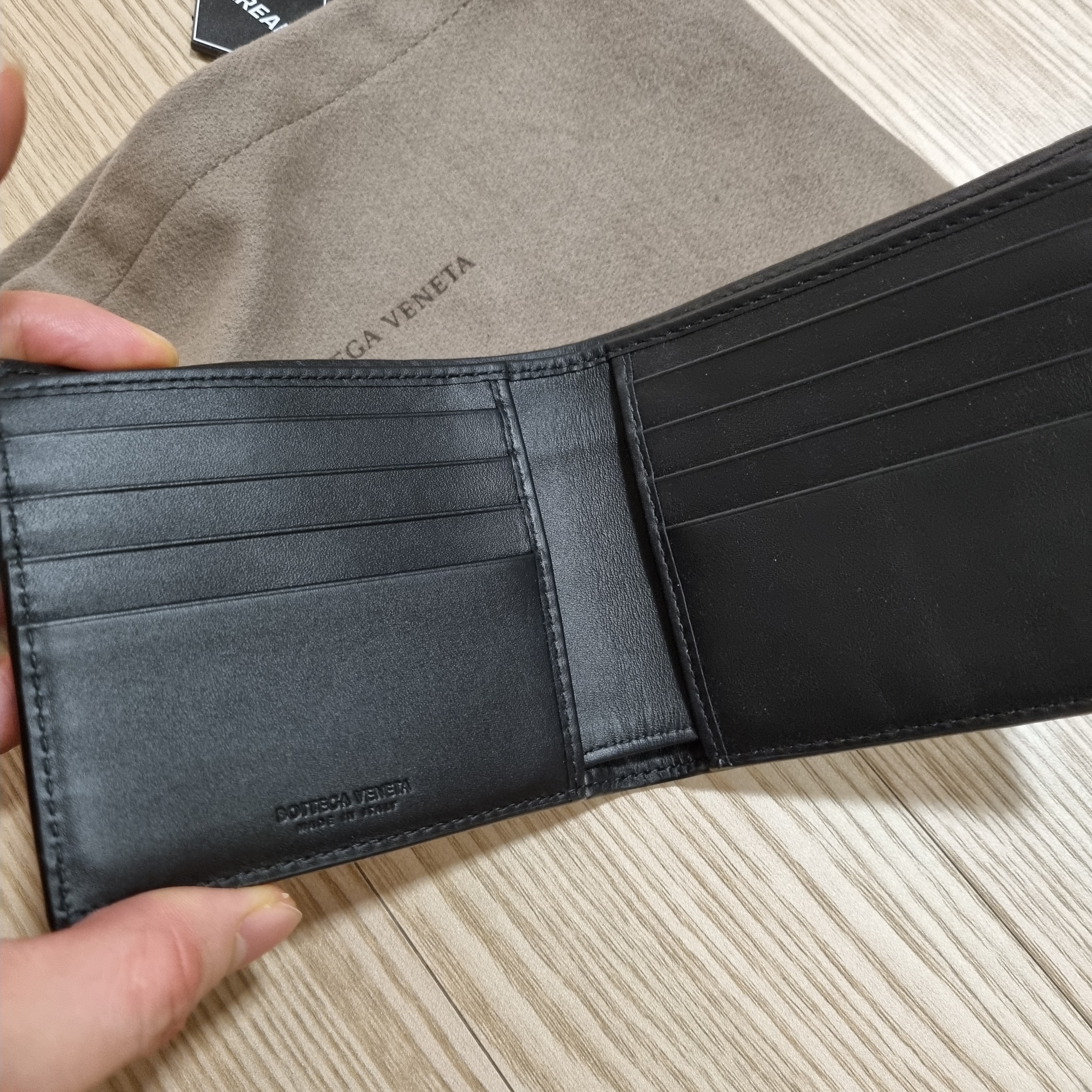 Bottega Veneta Bi-Fold Wallet Black 착용 스타일 - 1