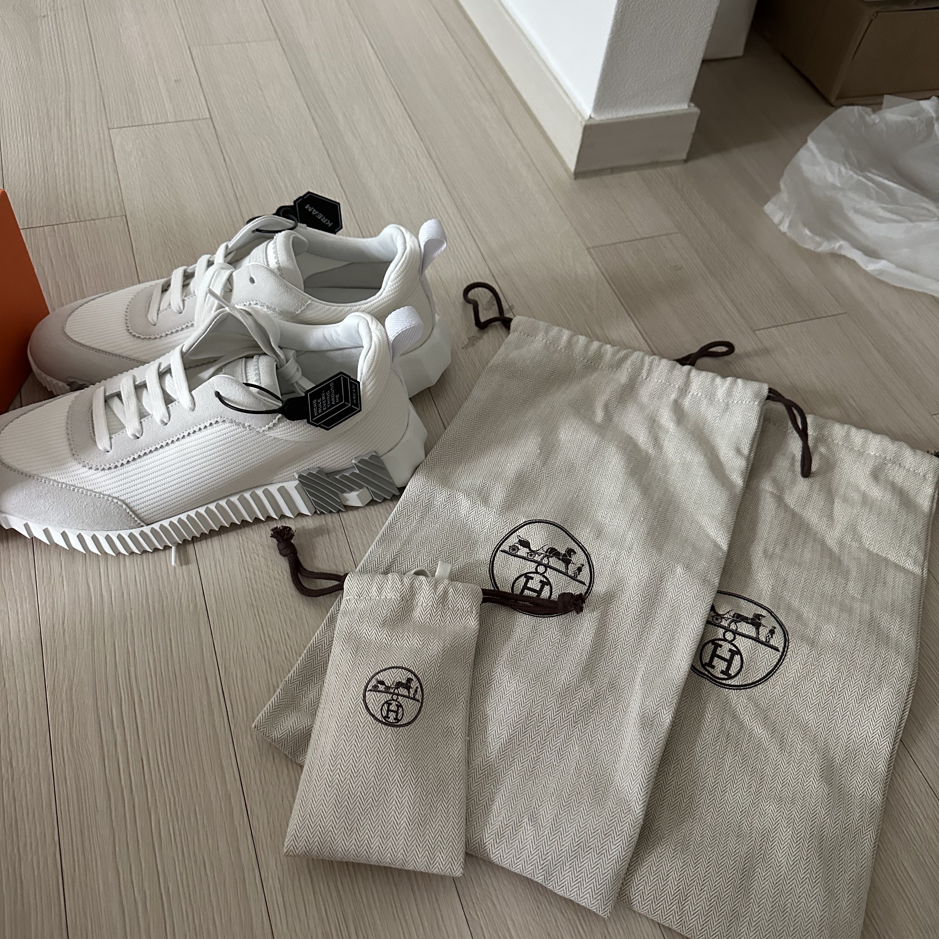 Hermes Bouncing Sneakers Mesh Suede Goatskin & Blanc Blanc 착용 스타일