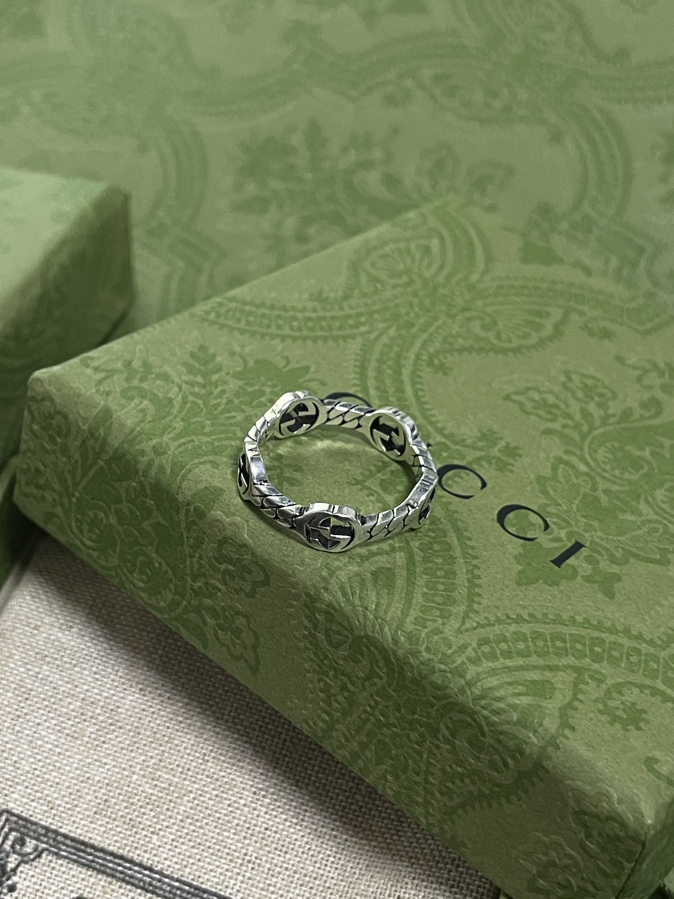 Gucci Interlocking G Ring Silver 착용 스타일 - 1