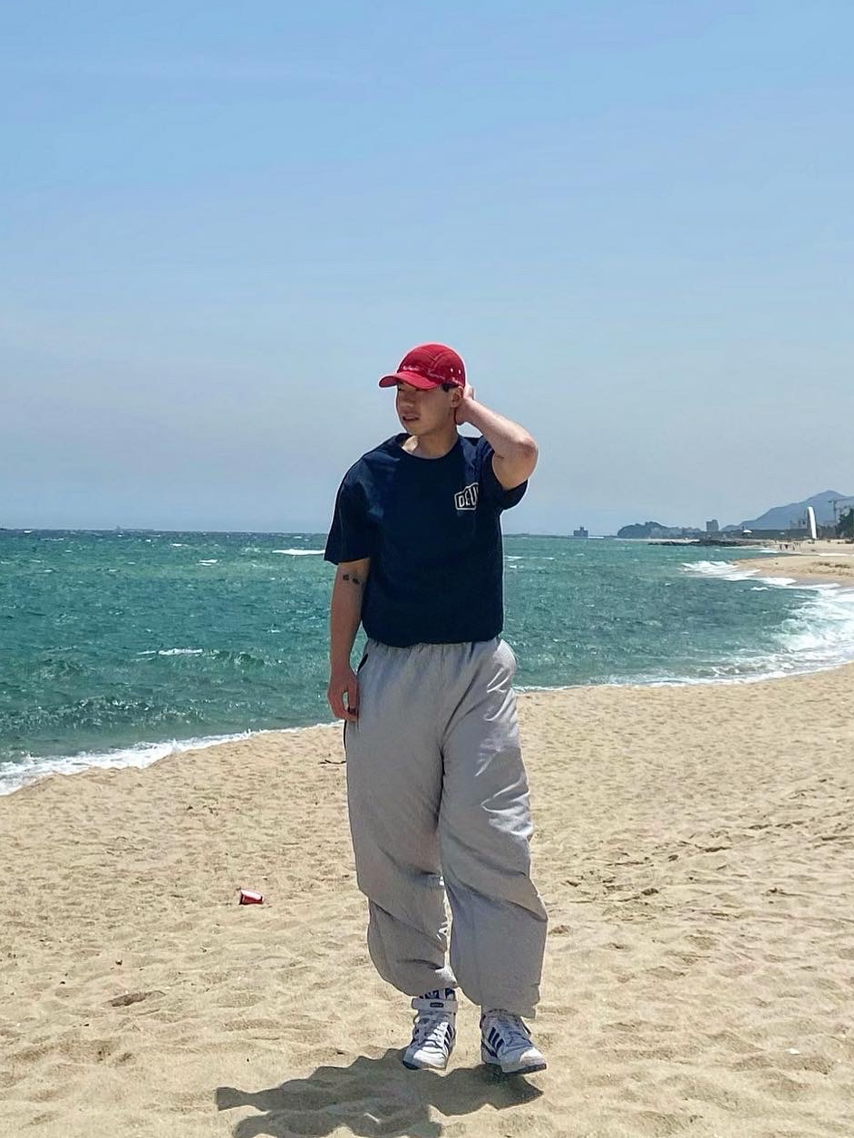 Deus Ex Machina Seoul Address T-Shirt Navy, Supreme Webbing Camp Cap Red - 22FW 착용 스타일 - 3