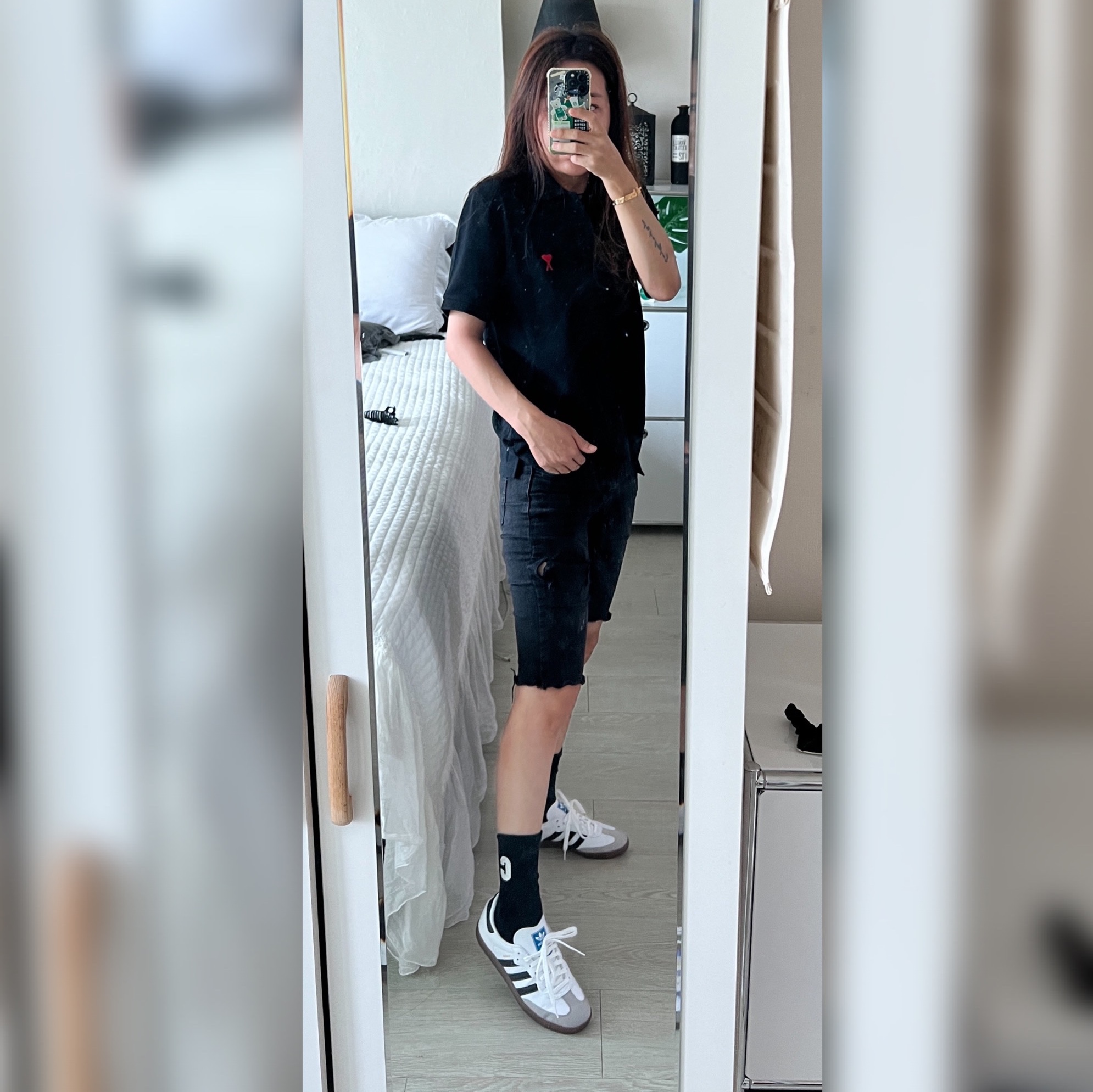 AMI de Coeur Polo Shirt Black, Adidas Samba Vegan White Black 착용 스타일 - 1