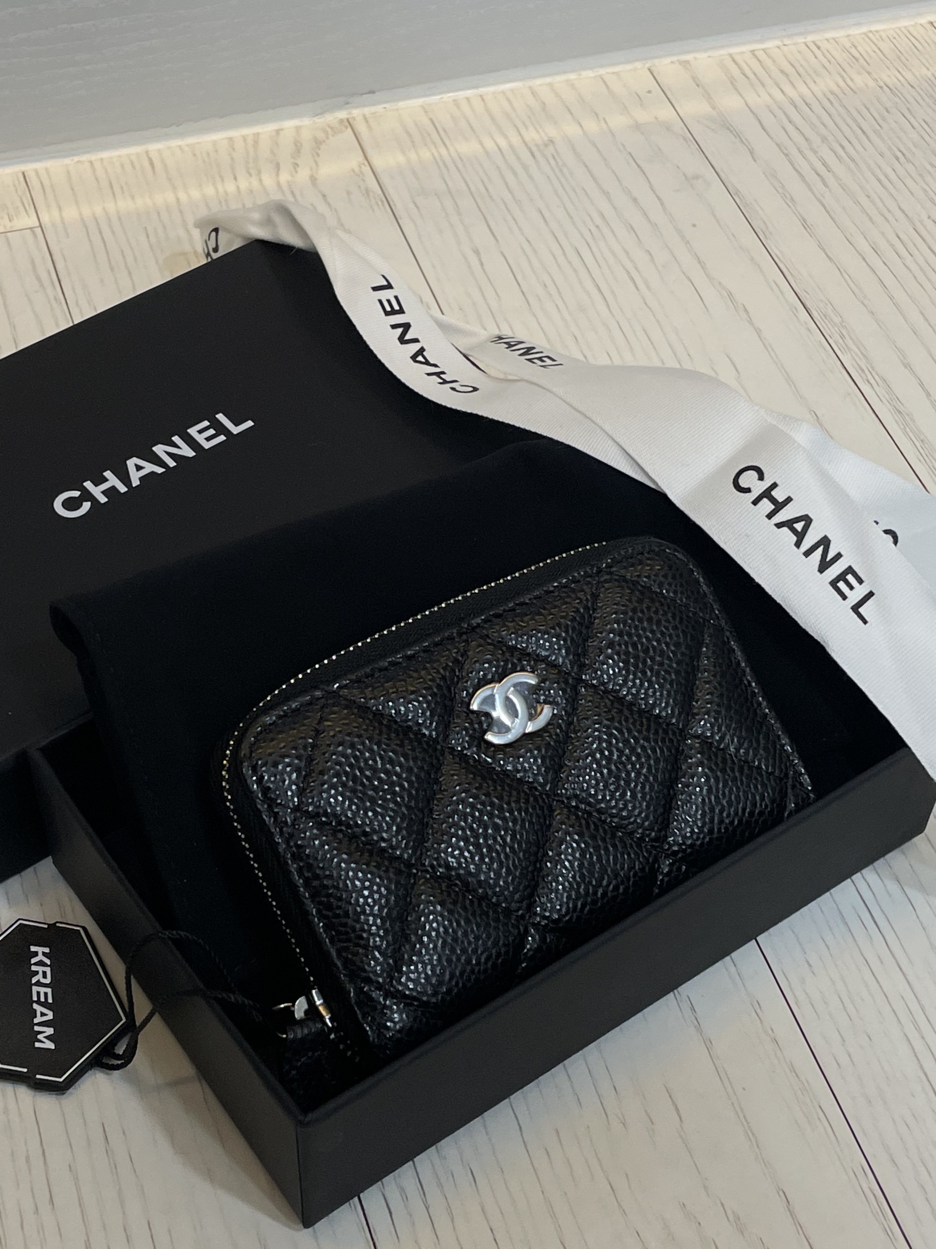 Chanel Classic Zipped Coin Purse Grained Calfskin & Silver Black 착용 스타일 - 3