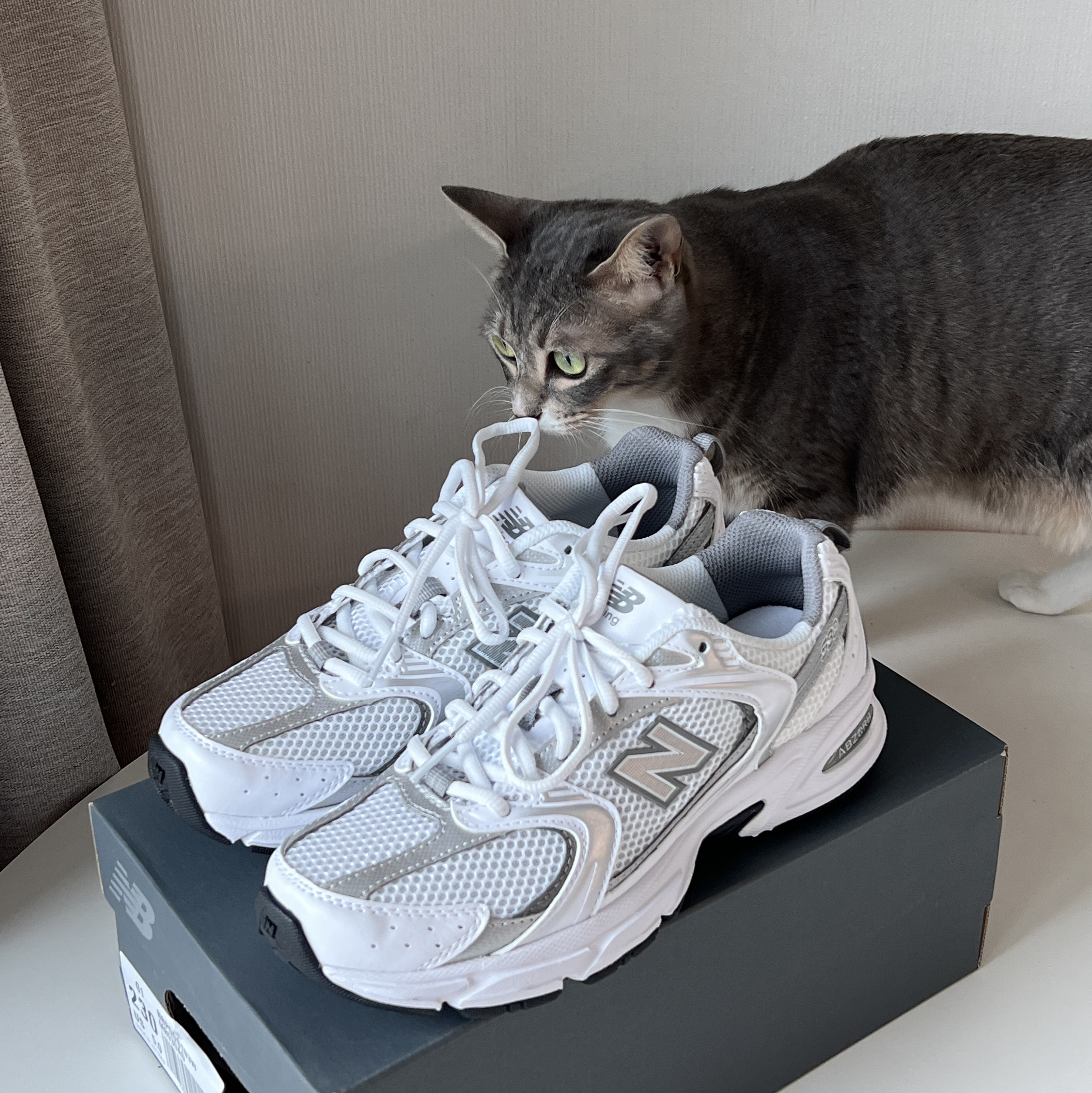 New Balance 530 White Silver 착용 스타일