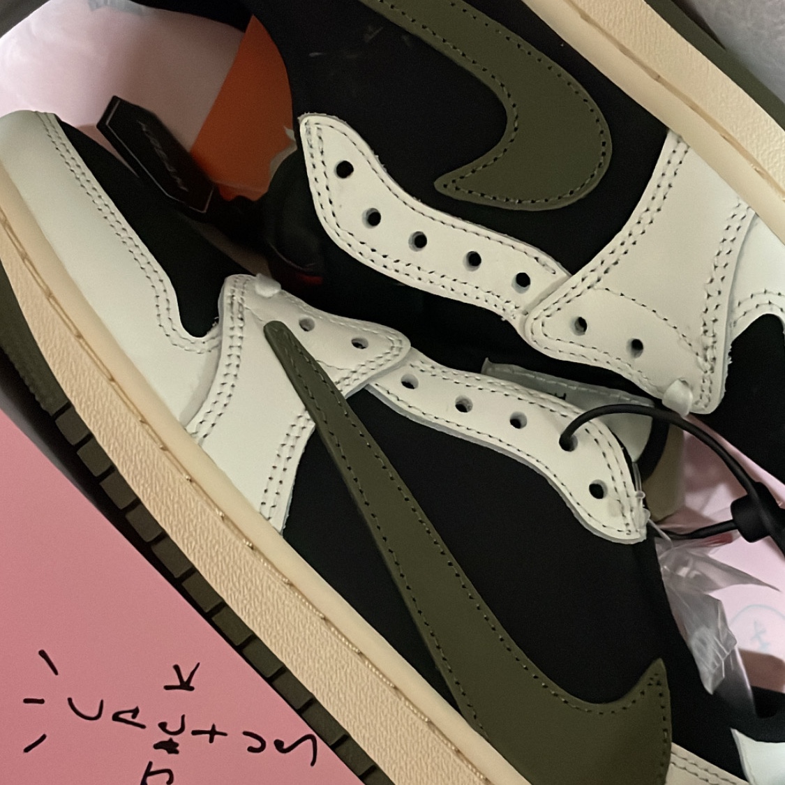 (W) Jordan 1 x Travis Scott Retro Low OG SP Medium Olive 착용 스타일
