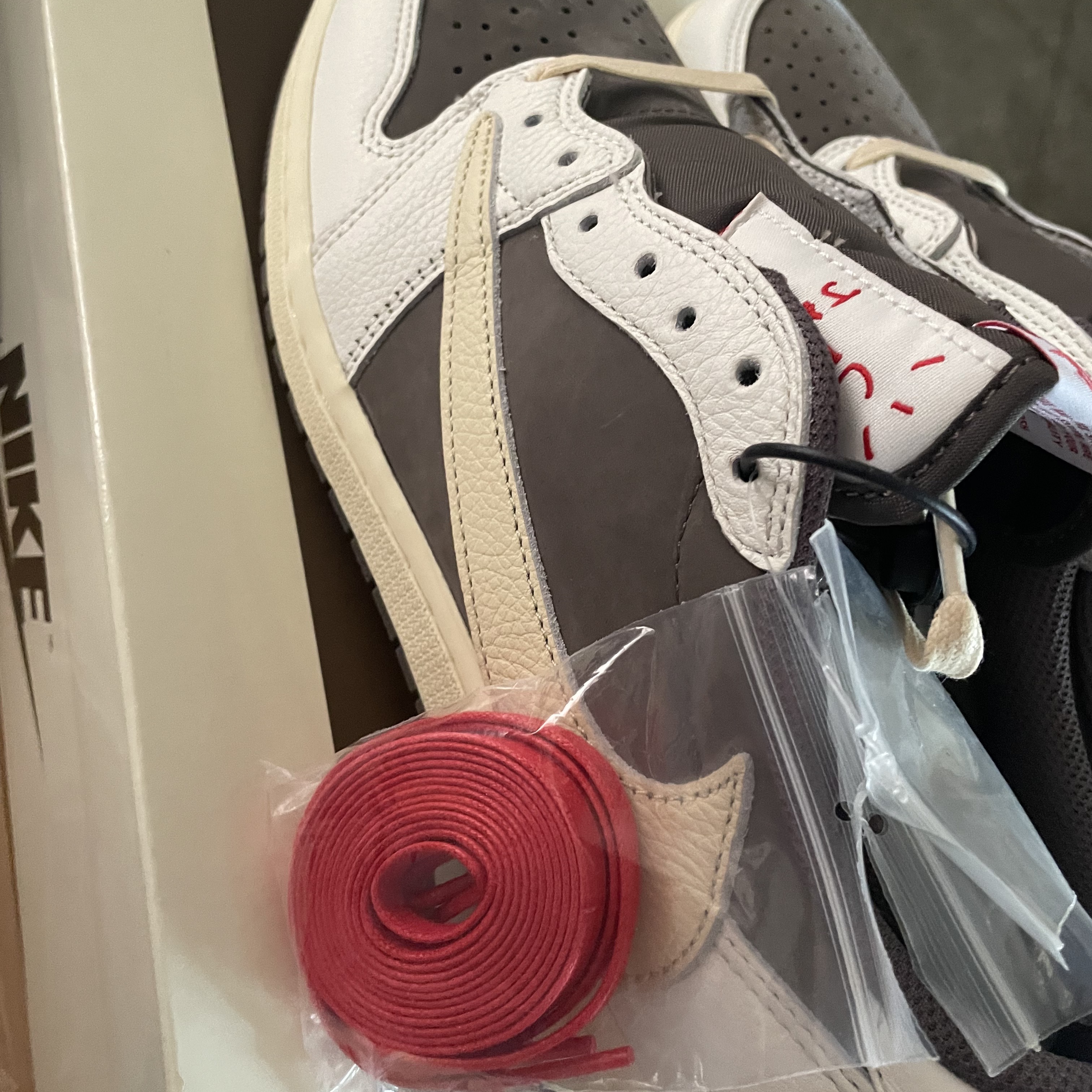 Jordan 1 x Travis Scott Retro Low OG SP Sail and Ridgerock 착용 스타일