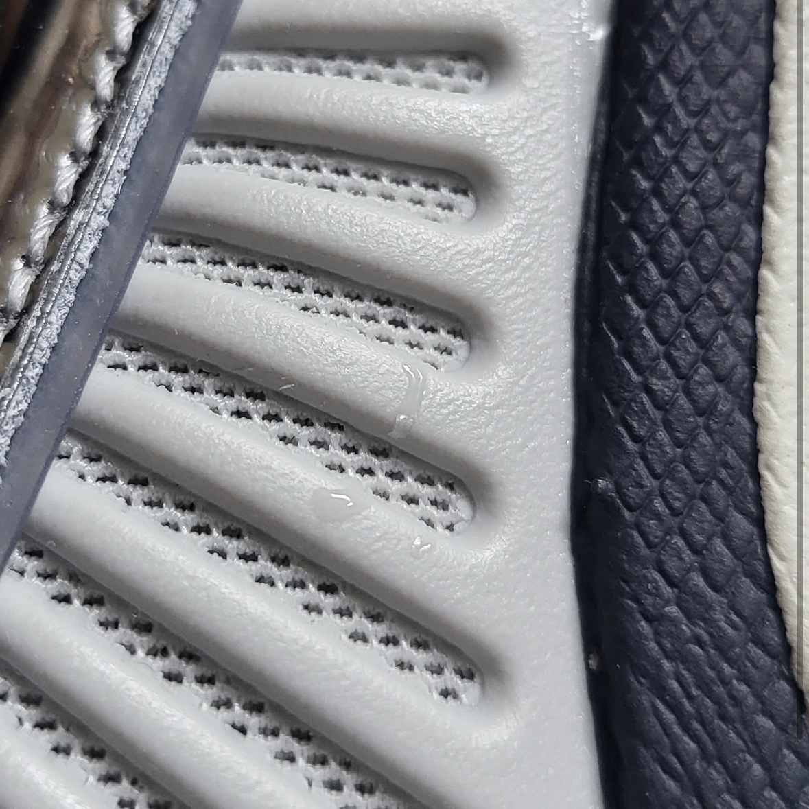 (W) Nike Zoom Vomero 5 Photon Dust and Metallic Silver 착용 스타일 - 2