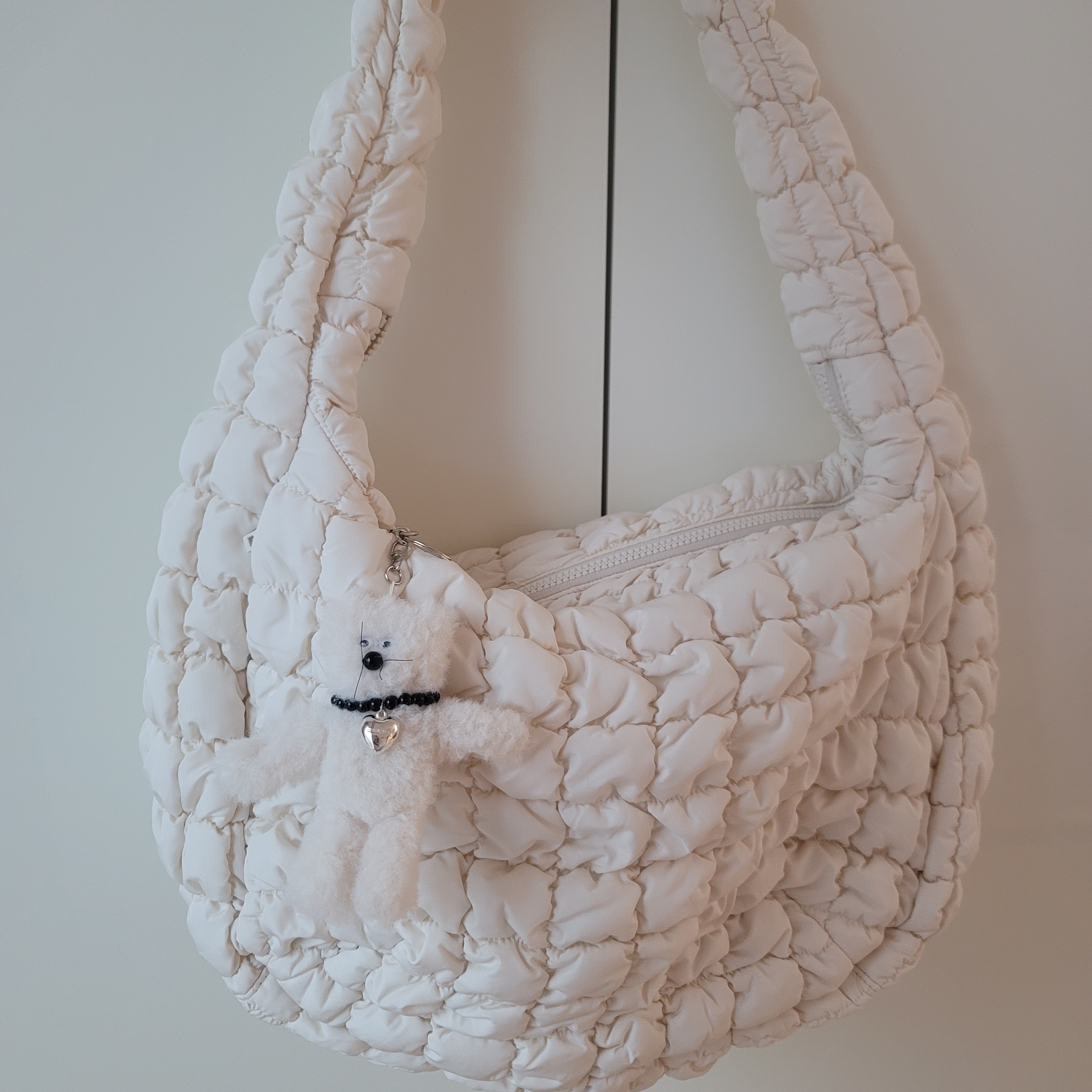 COS Quilted Oversized Shoulder Bag Off White Light Beige 착용 스타일