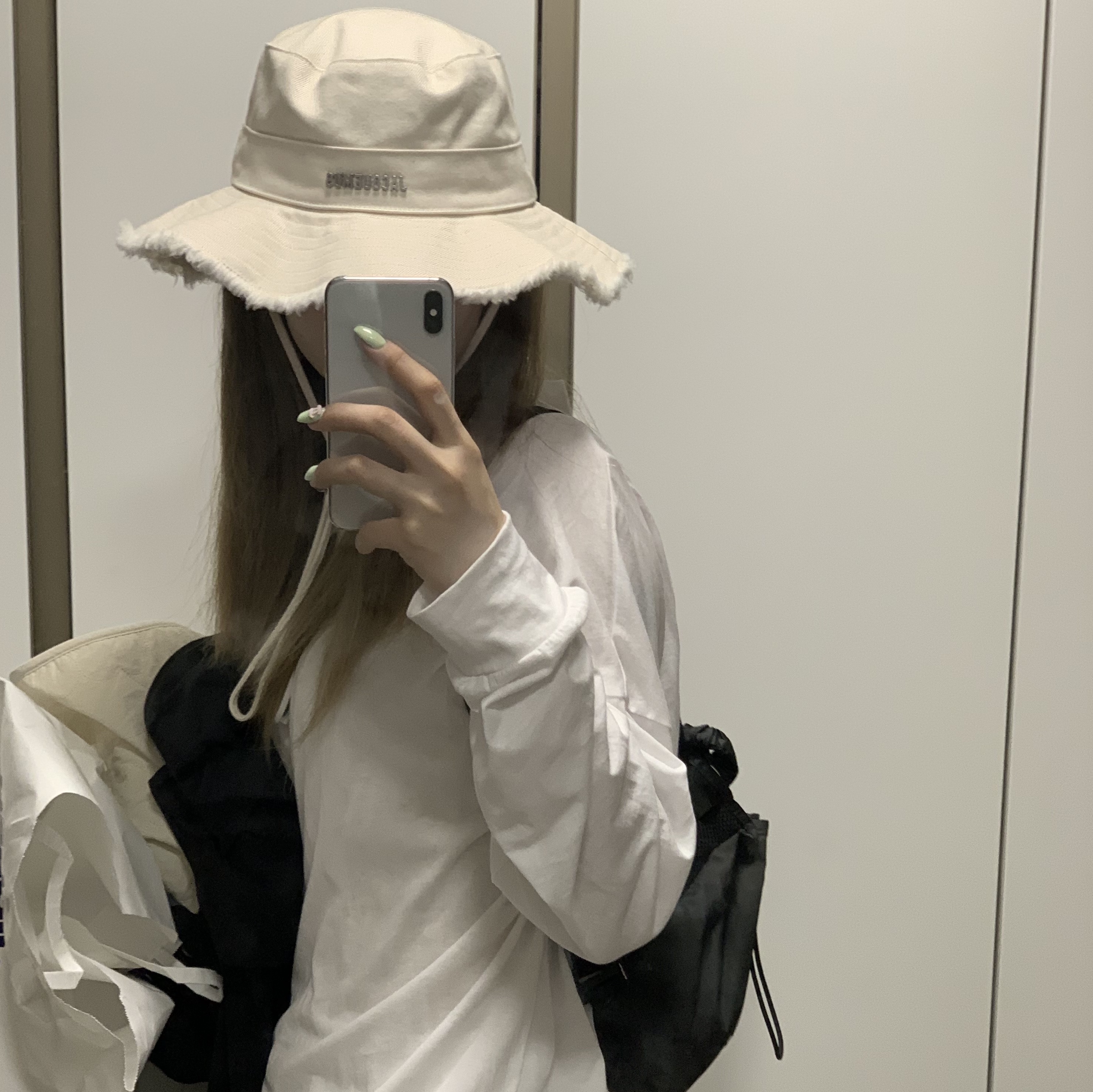 Jacquemus Le Bob Artichaut Bucket Hat Off White 착용 스타일 - 1