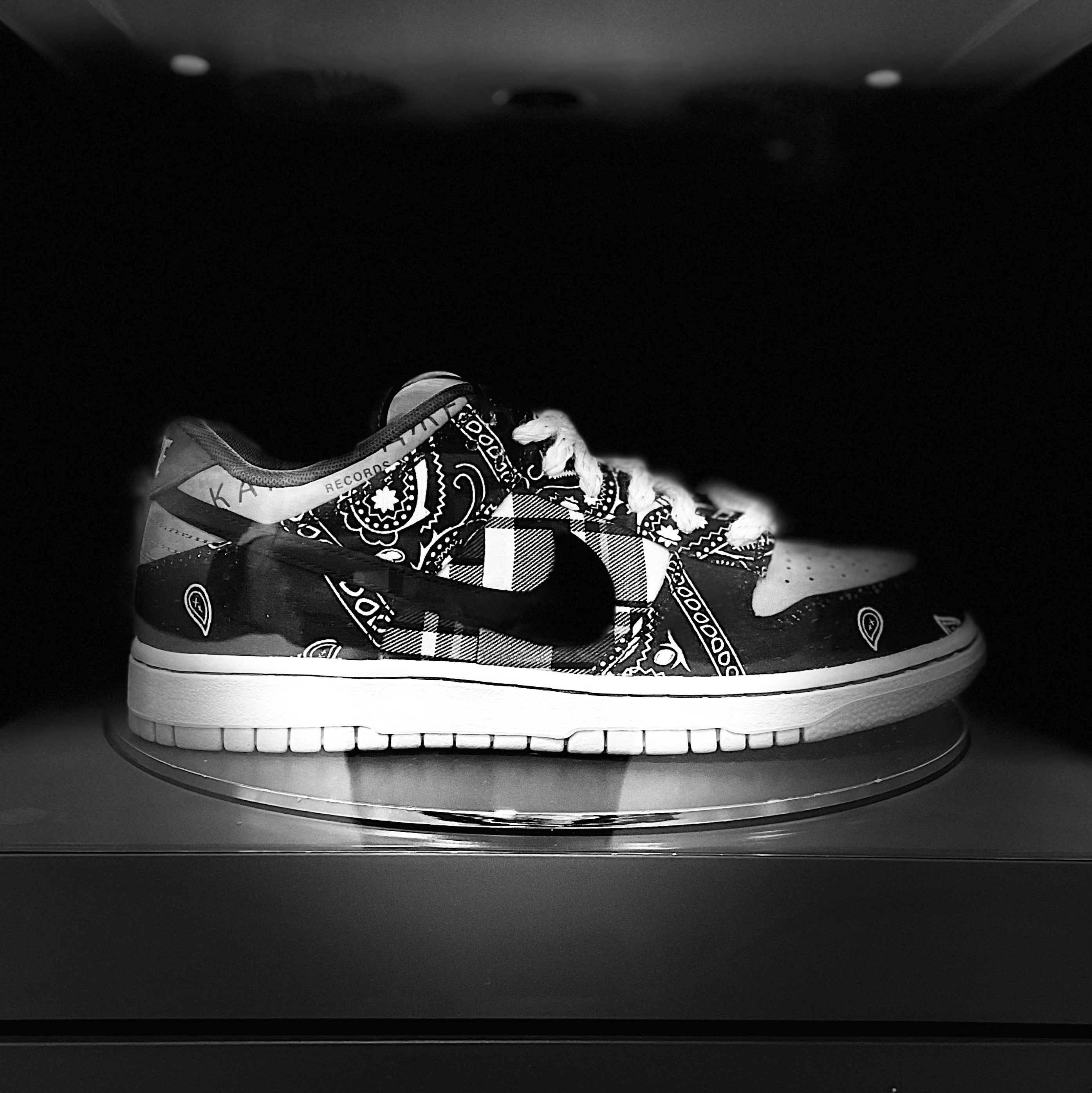 Nike x Travis Scott SB Dunk Low, Nike x Off-White Air Force 1 Low The Ten 착용 스타일 - 1