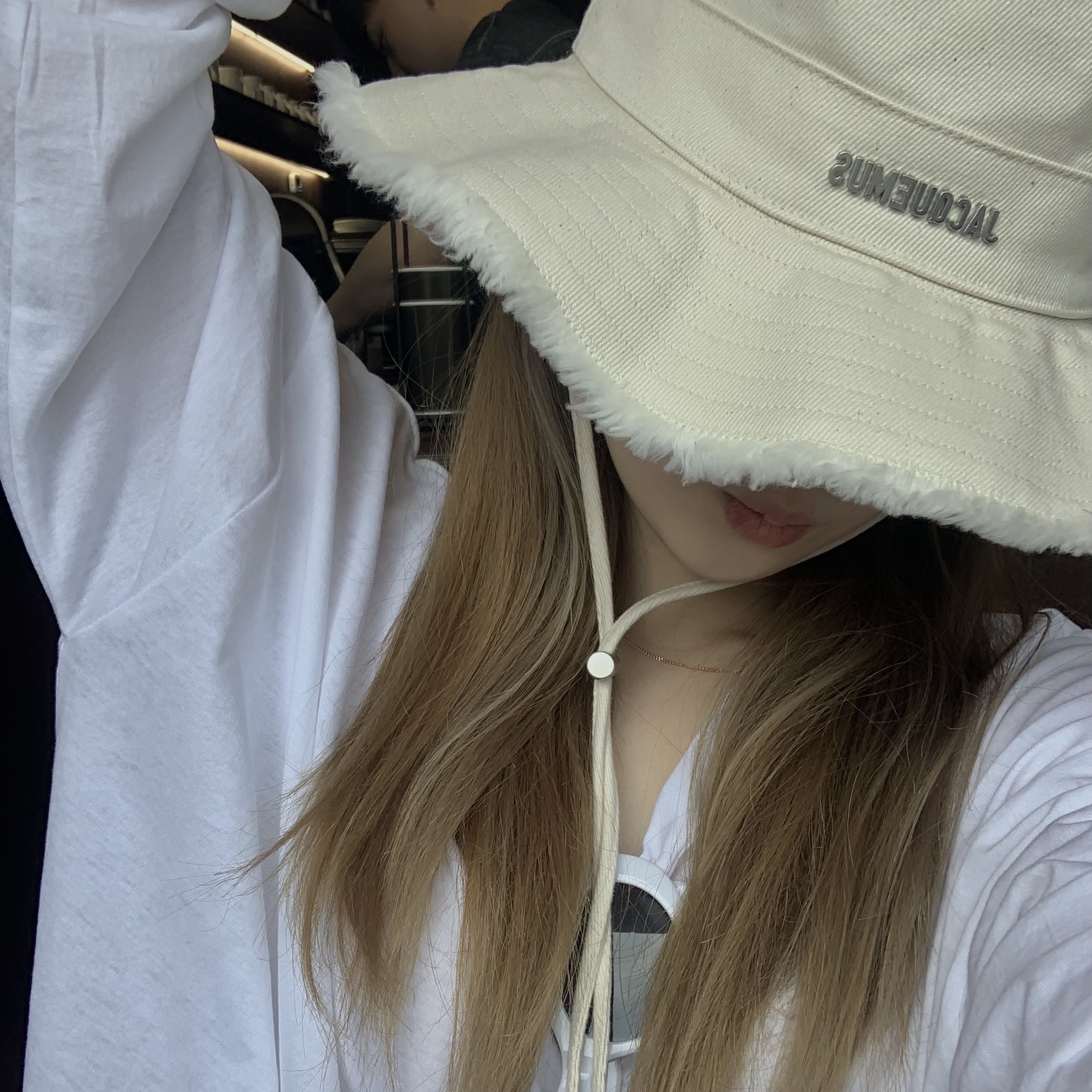 Jacquemus Le Bob Artichaut Bucket Hat Off White 착용 스타일 - 2
