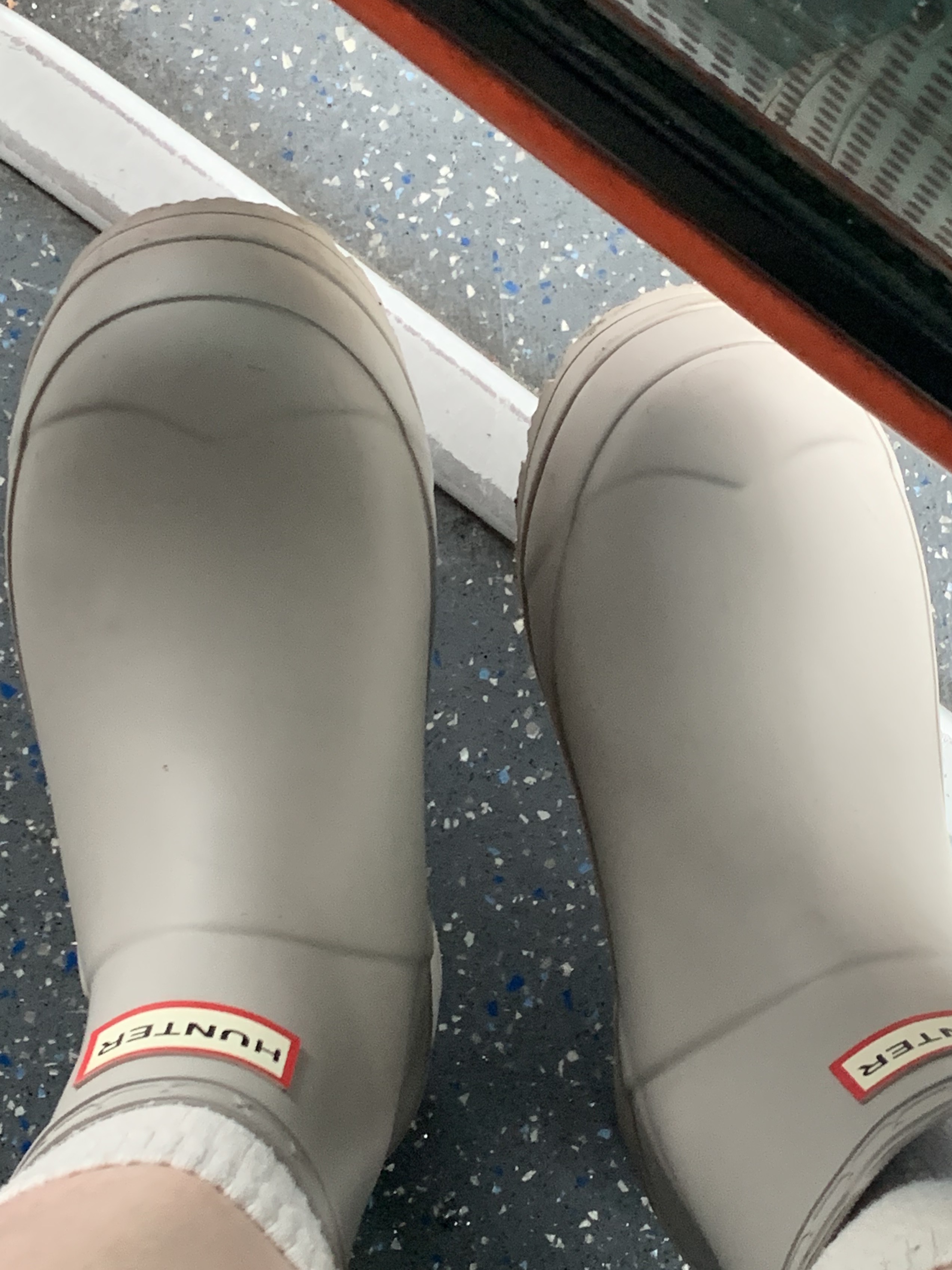(W) Hunter Play Short Rain Boots Zinc Grey 착용 스타일 - 3