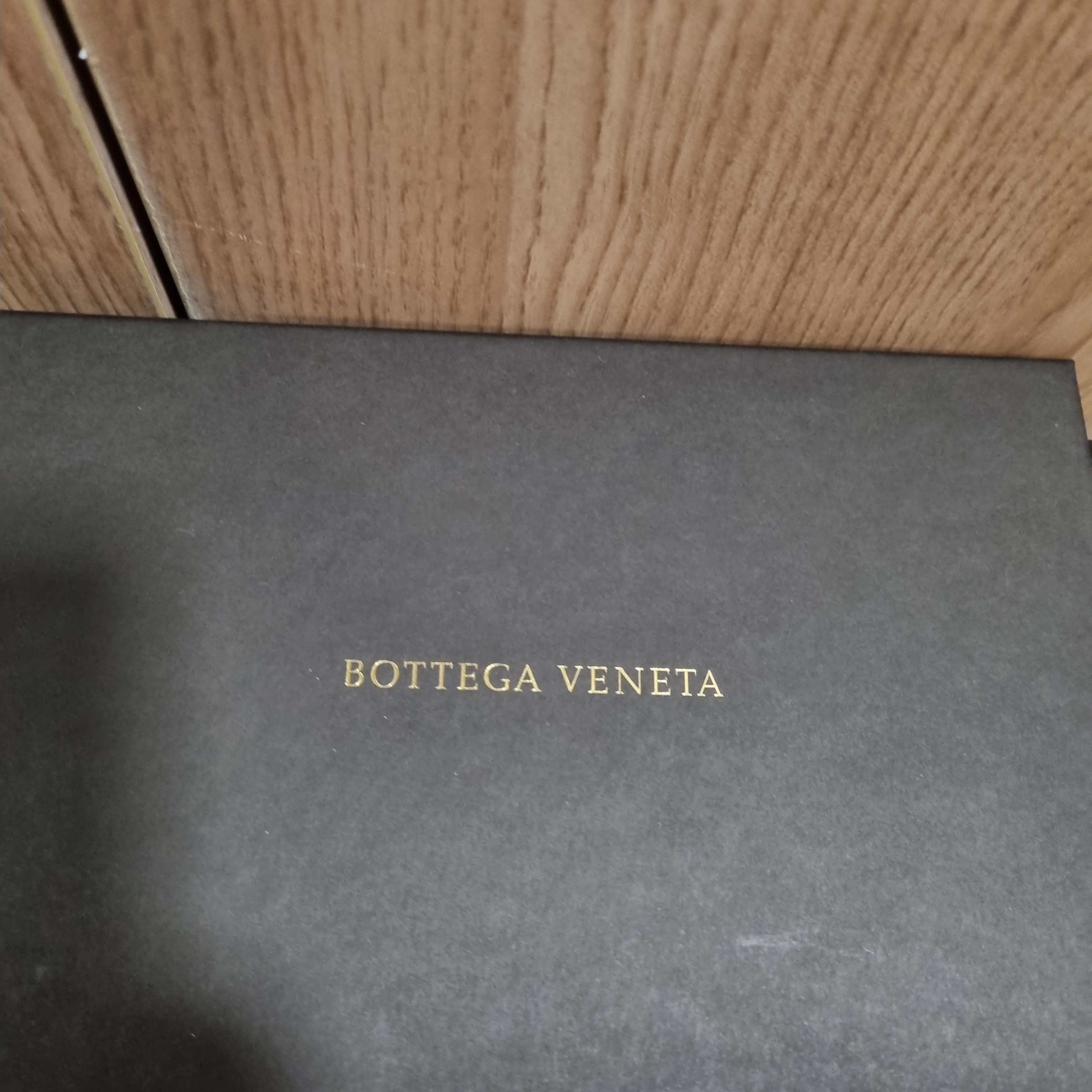 Bottega Veneta Bi-Fold Wallet Black 착용 스타일 - 4