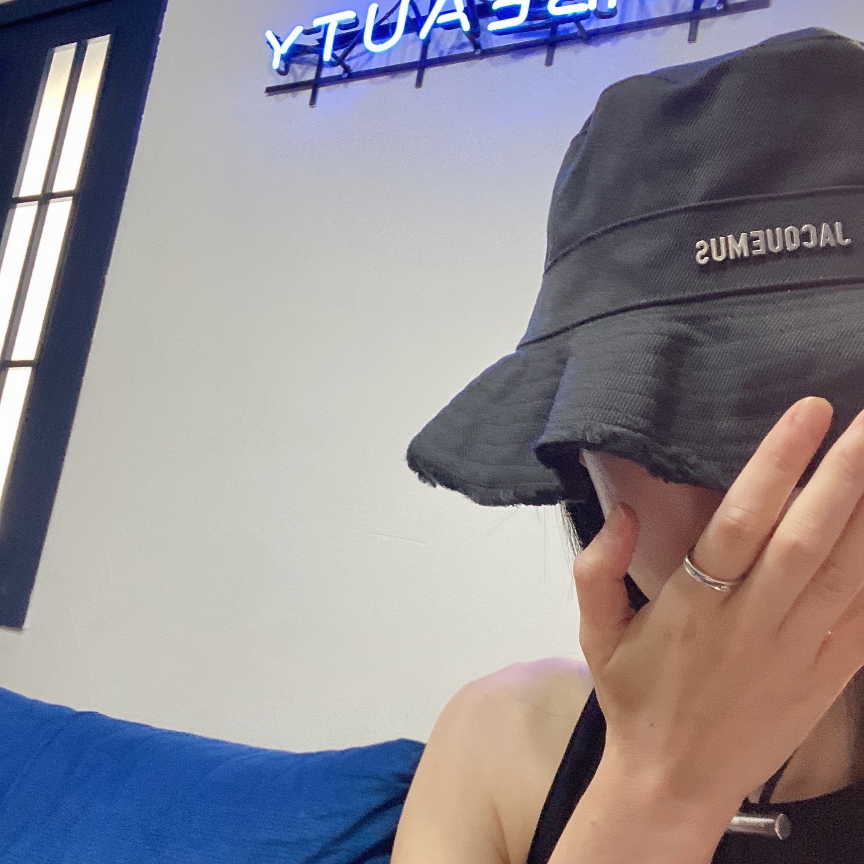 Jacquemus Le Bob Artichaut Bucket Hat Black 착용 스타일 - 3