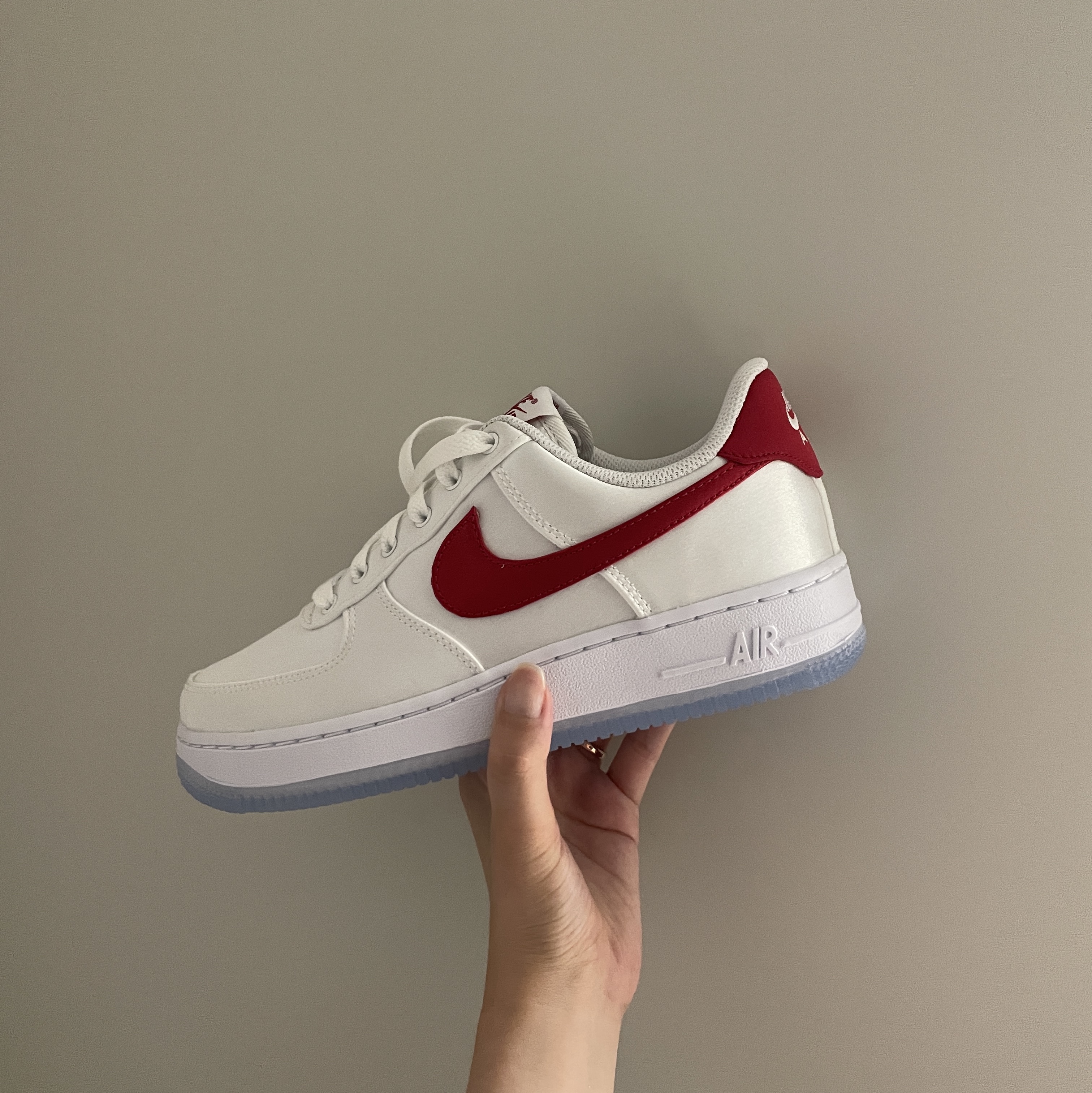 (W) Nike Air Force 1 '07 Essential White Varsity Red 착용 스타일 - 1