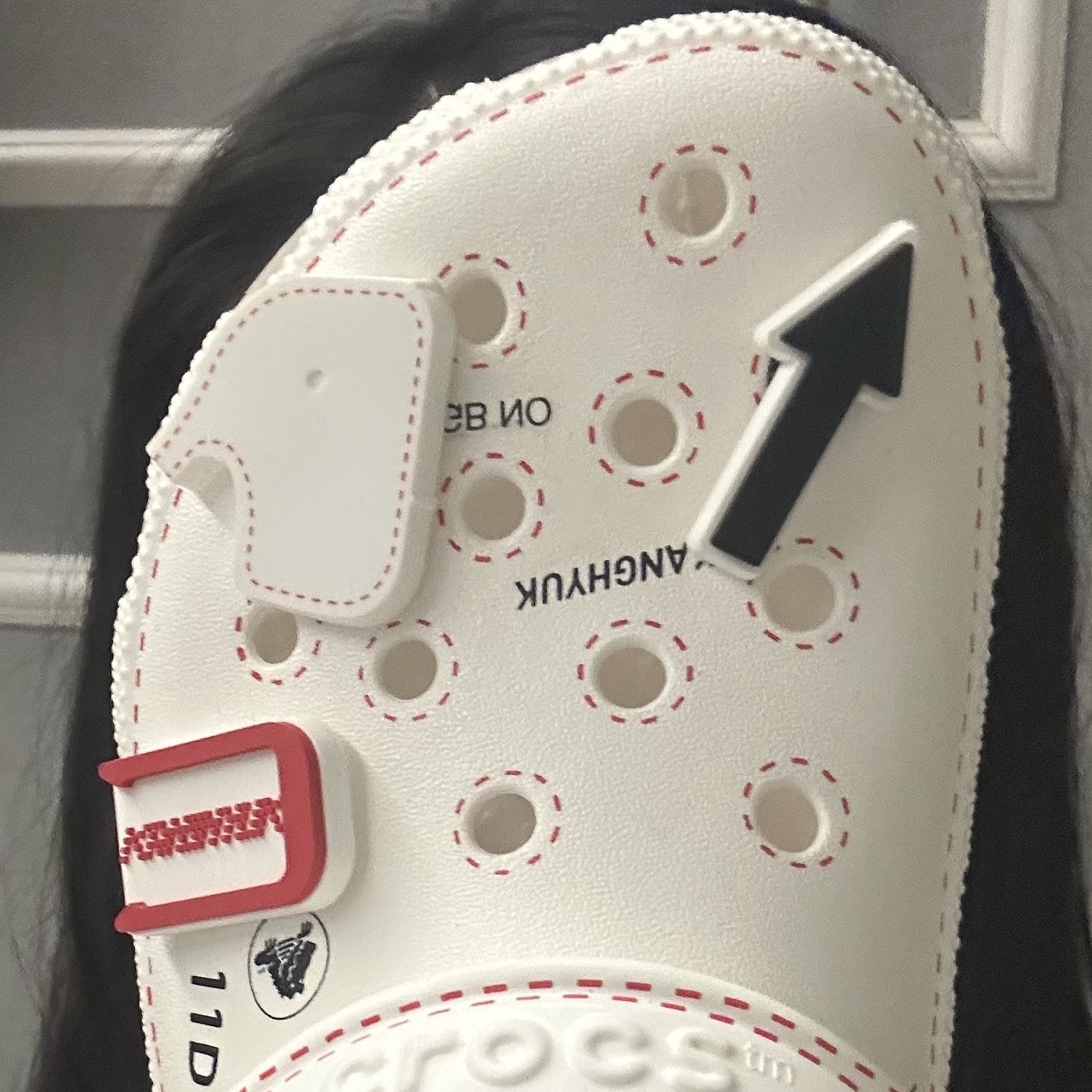 Crocs x Kanghyuk Classic Clog White 착용 스타일 - 3