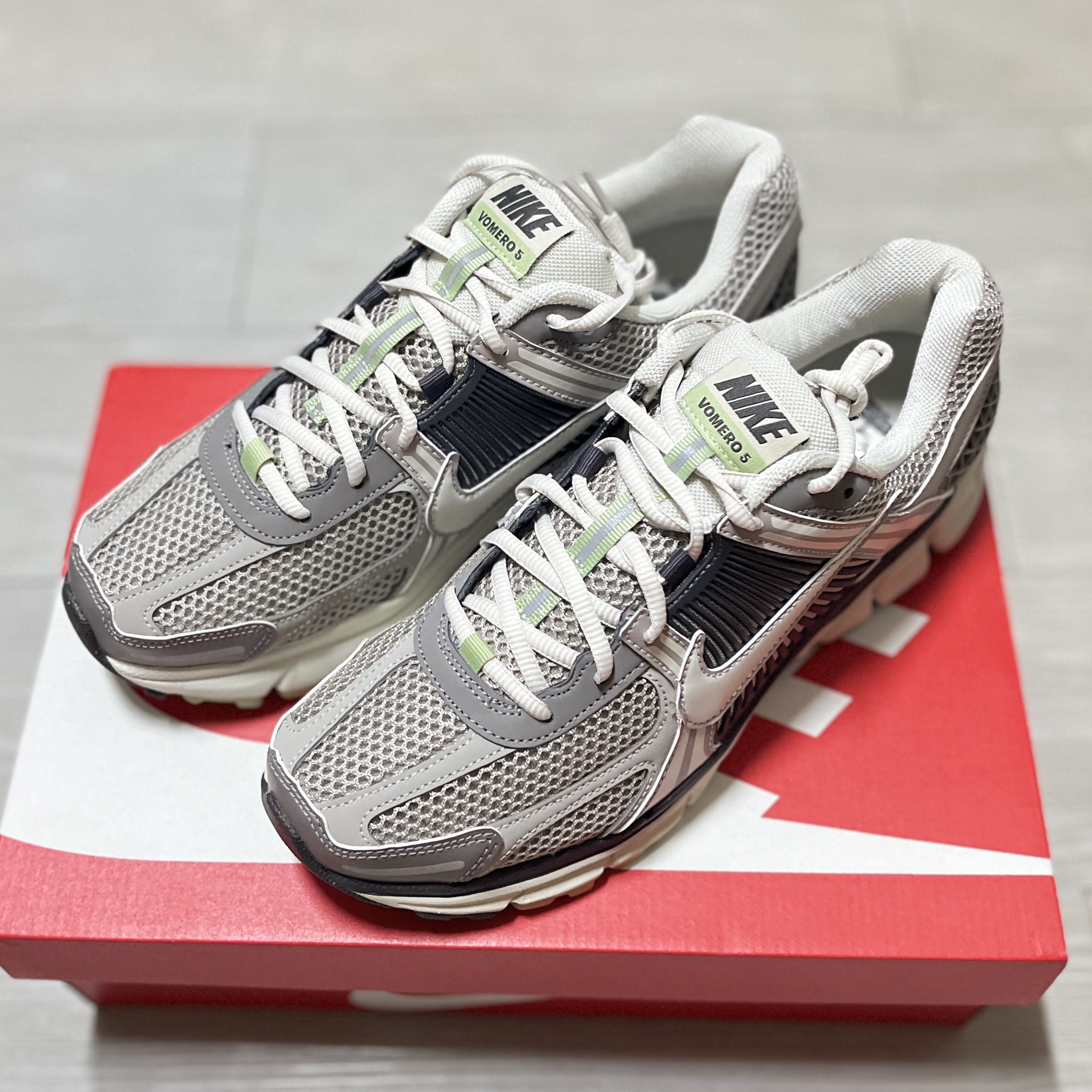(W) Nike Zoom Vomero 5 Cobblestone and Flat Pewter 착용 스타일
