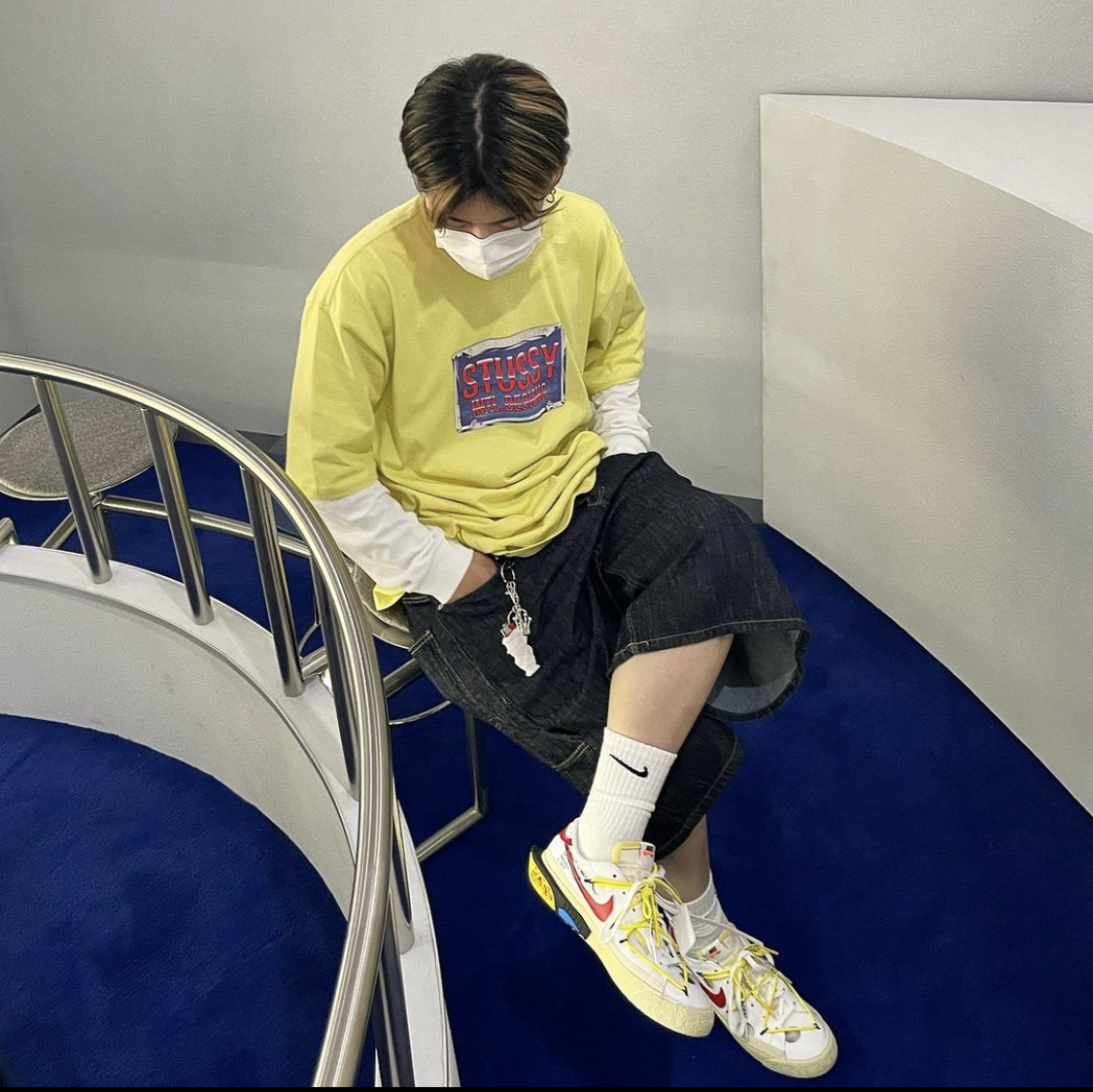 Nike x Off-White Blazer Low '77 White and University Red, Stussy Metal Bent Crown Keychain Silver 착용 스타일 - 2