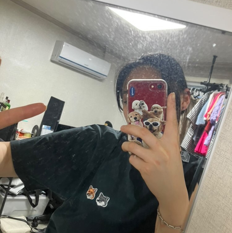 Maison Kitsune Double Fox Head Patch Classic T-Shirt Anthracite 착용 스타일