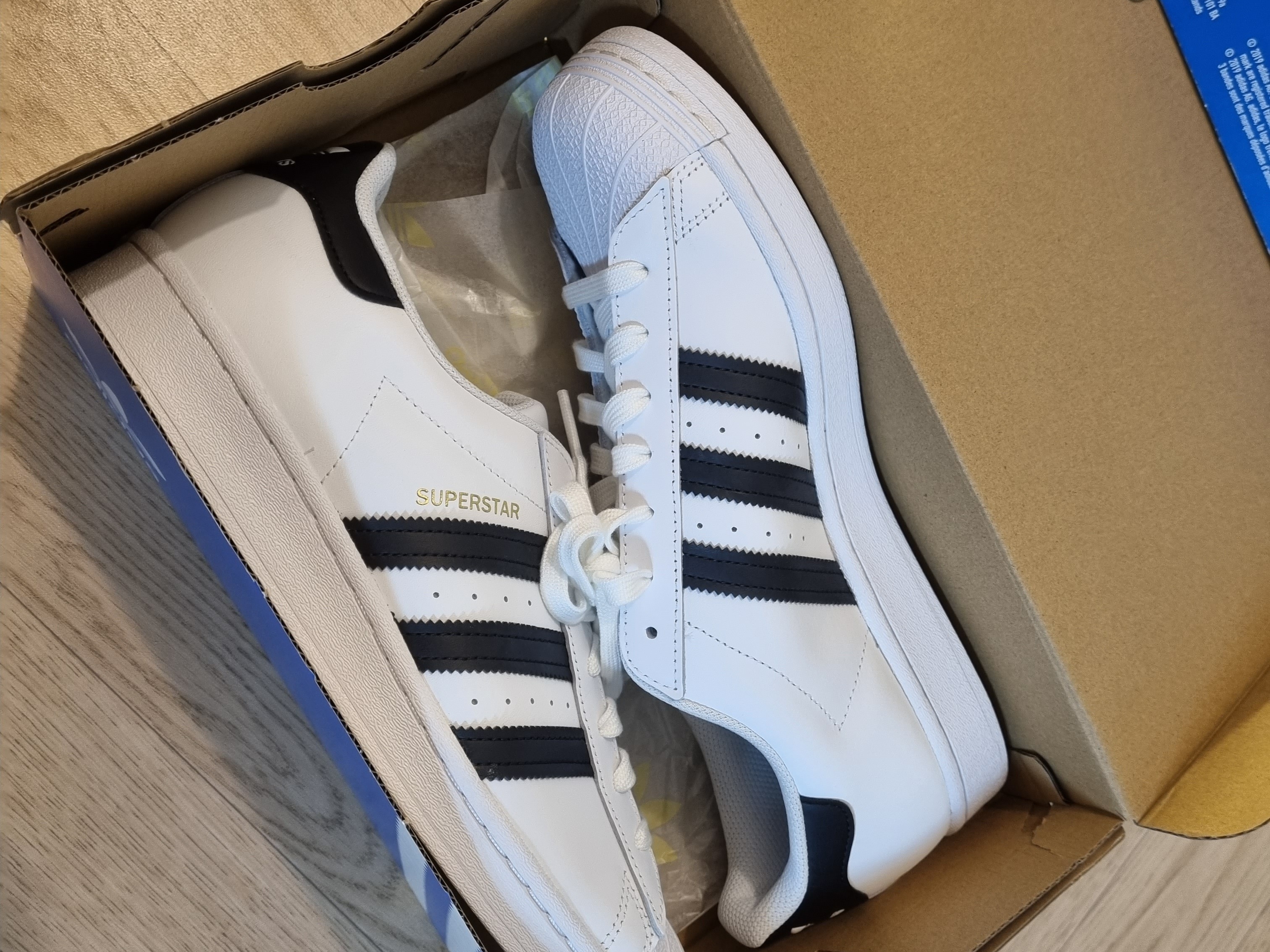 Adidas Superstar White Black 착용 스타일 - 2