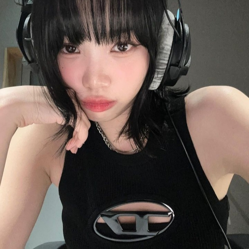 (W) Diesel T-Angie Peekaboo Logo T-Shirt Black 착용 스타일 - 4