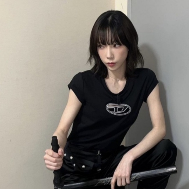 (W) Diesel T-Angie Peekaboo Logo T-Shirt Black 착용 스타일 - 3