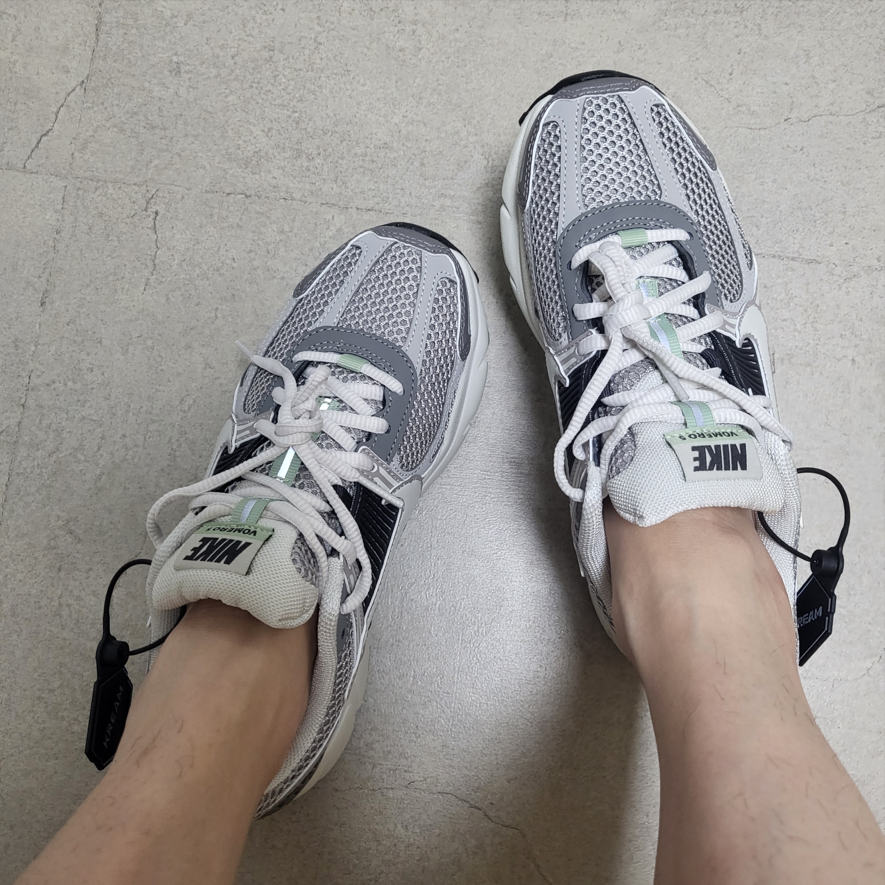 (W) Nike Zoom Vomero 5 Cobblestone and Flat Pewter 착용 스타일 - 2
