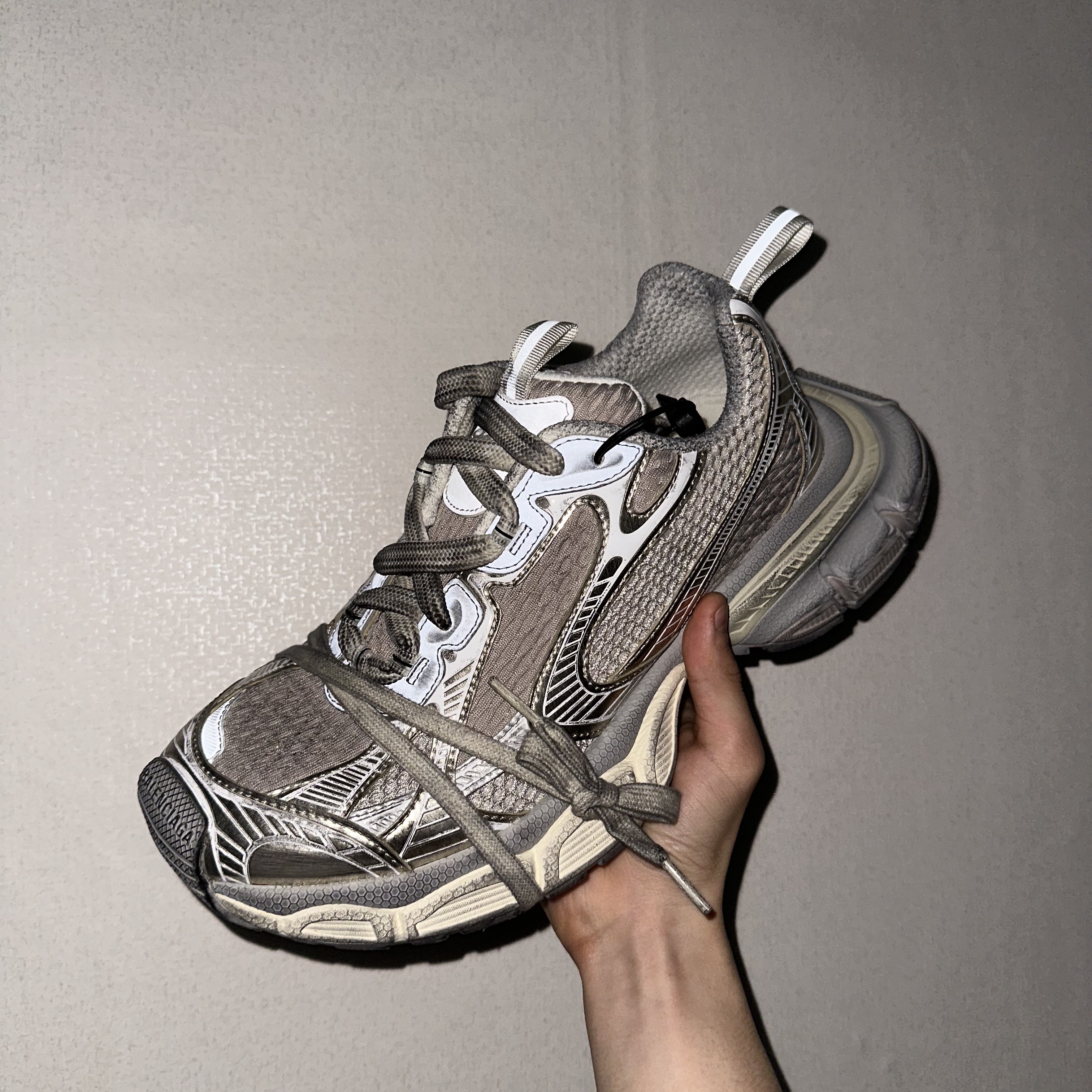 (W) Balenciaga 3XL Sneakers Light Beige 착용 스타일 - 1