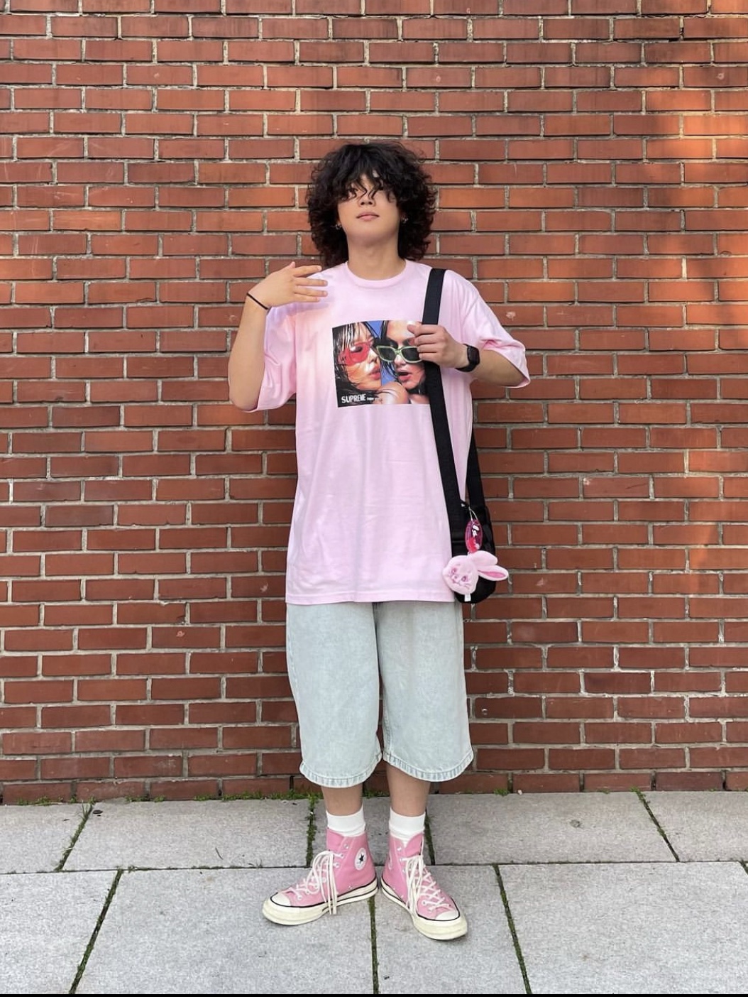 NewJeans Tokki Merchandise Fluffy Keyring Pink, Supreme Woven Shoulder Bag Black - 23SS 착용 스타일 - 1