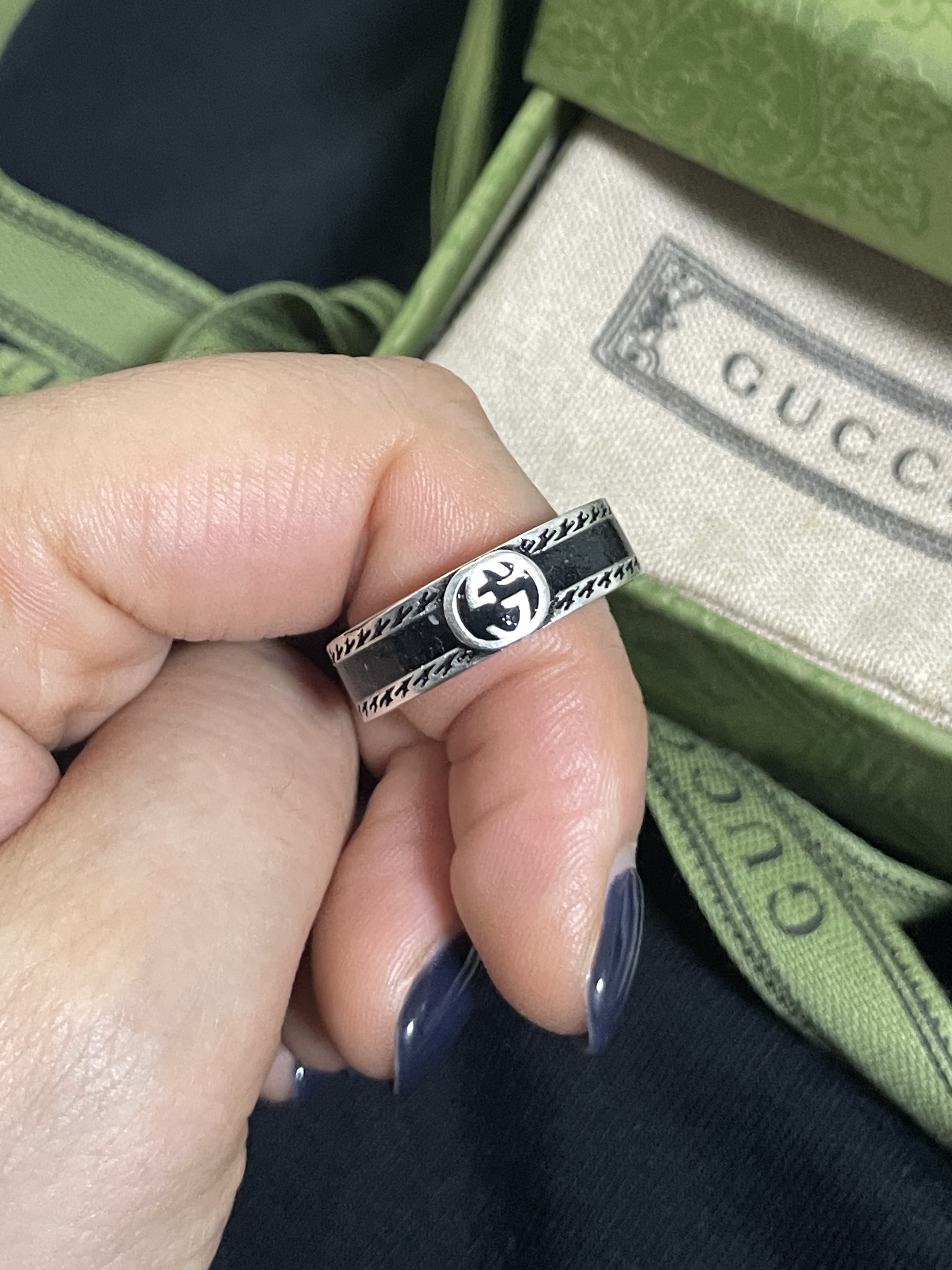 Gucci Interlocking G Wide Ring Black Silver 착용 스타일 - 2