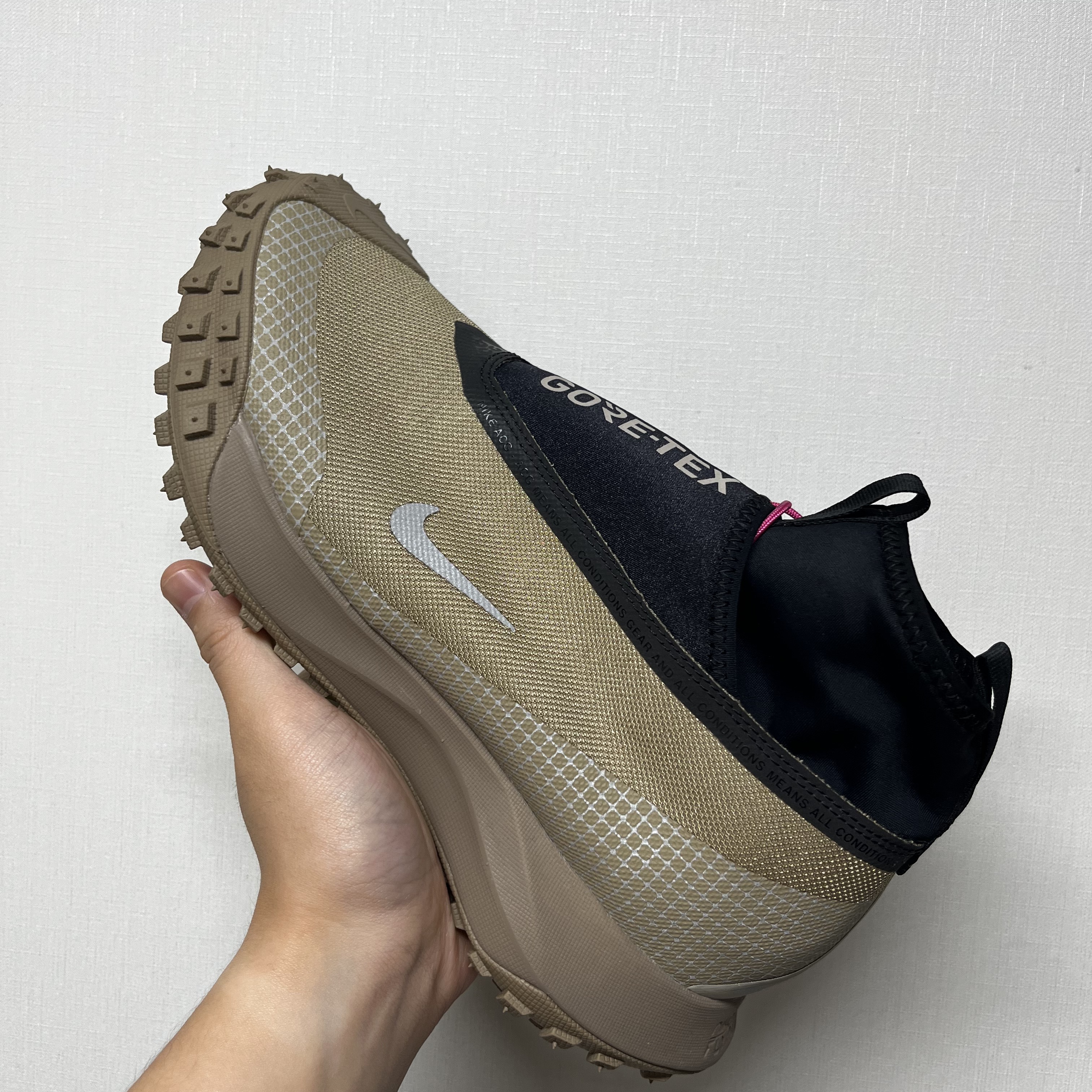 Nike ACG Mountain Fly Gore-Tex Khaki 착용 스타일 - 1