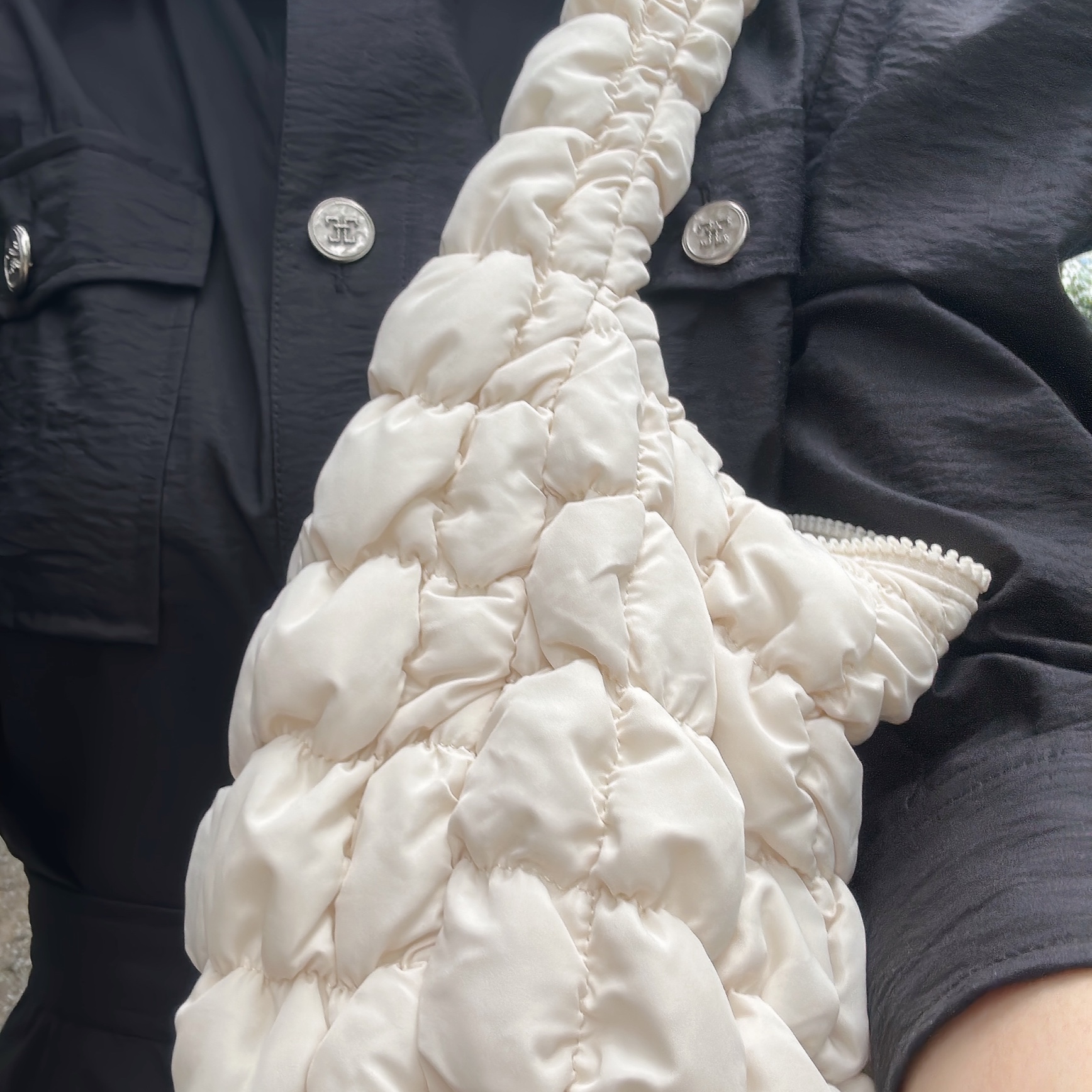COS Quilted Mini Bag Cream 착용 스타일 - 2