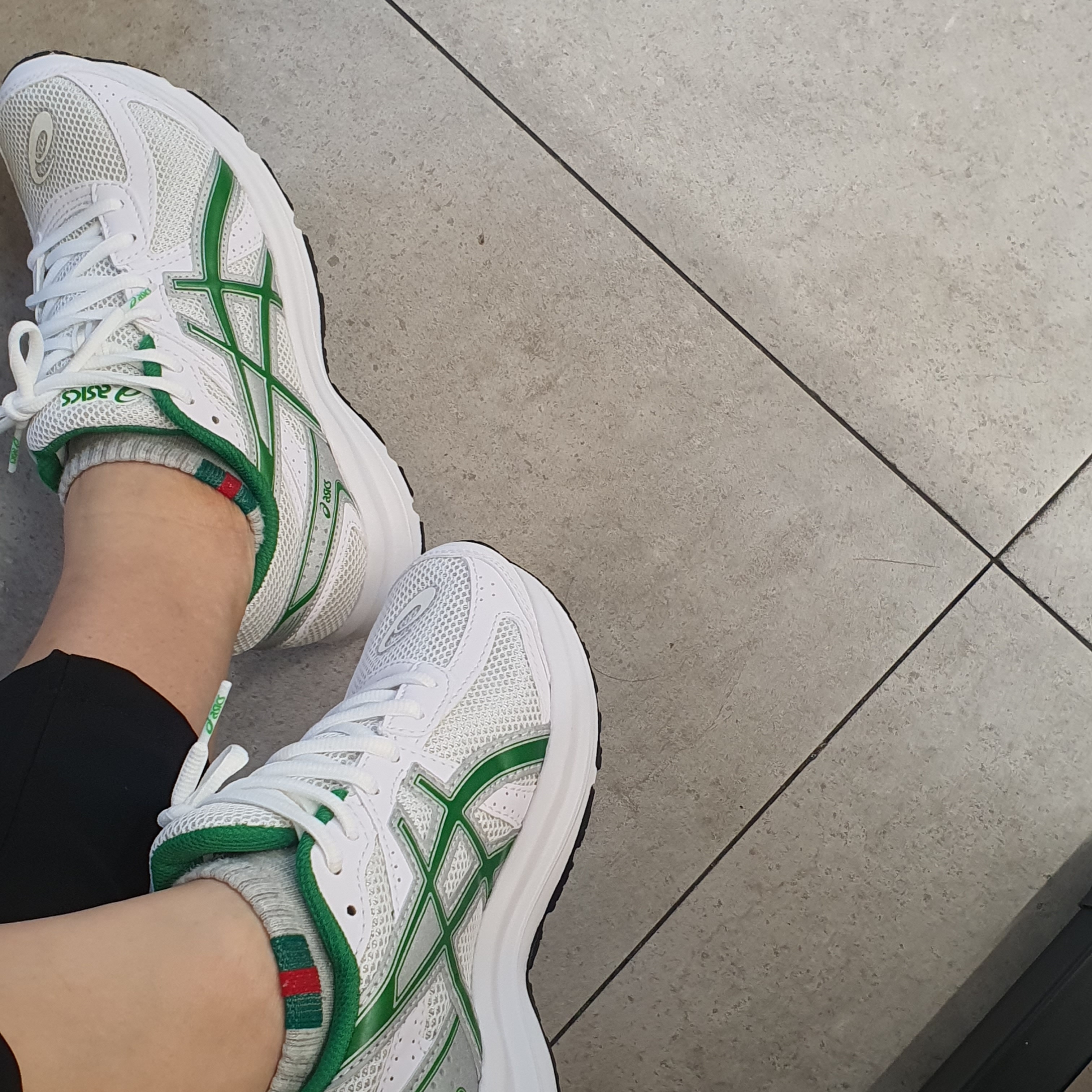Asics Jog 100 S White Green - 2E Wide 착용 스타일 - 1