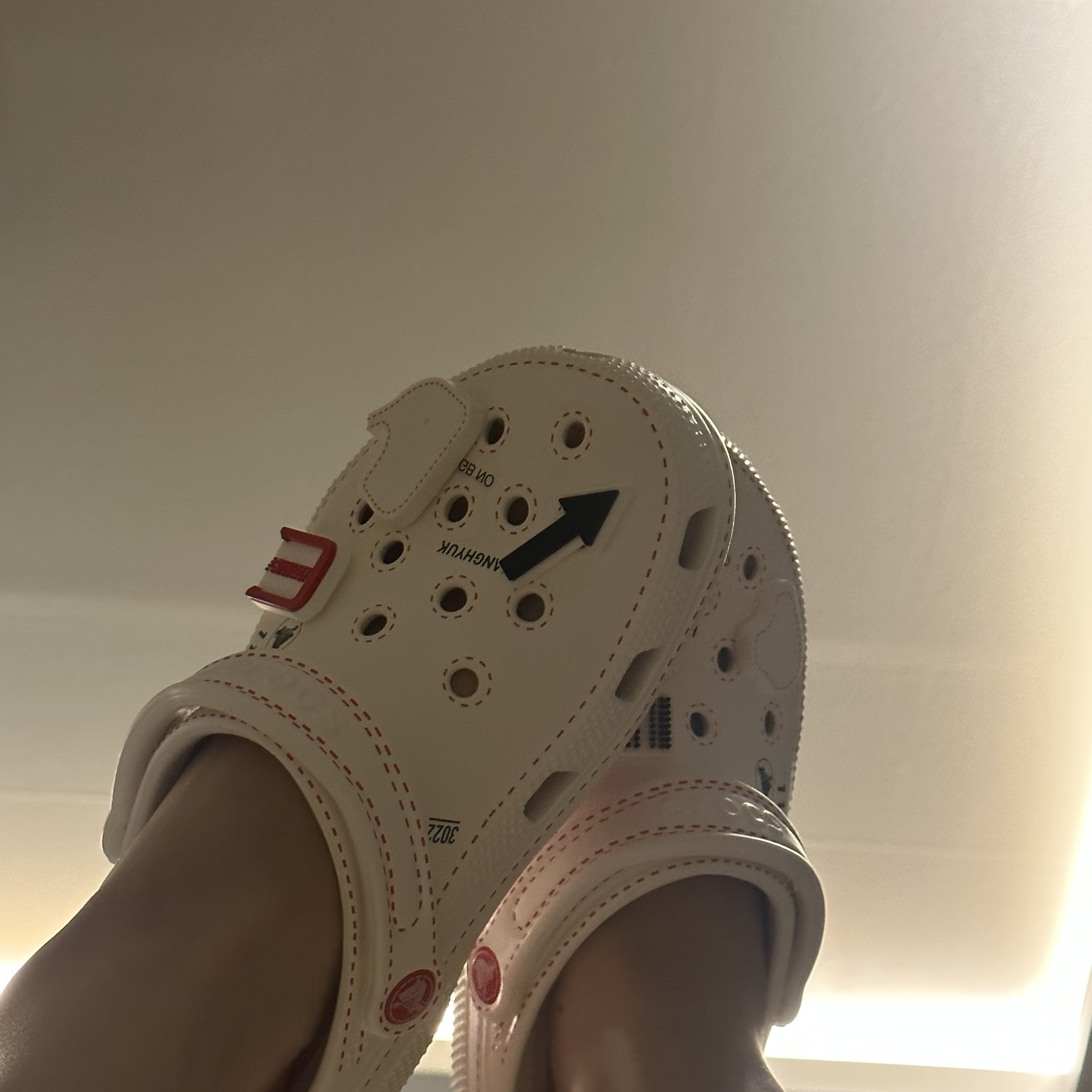 Crocs x Kanghyuk Classic Clog White 착용 스타일 - 2