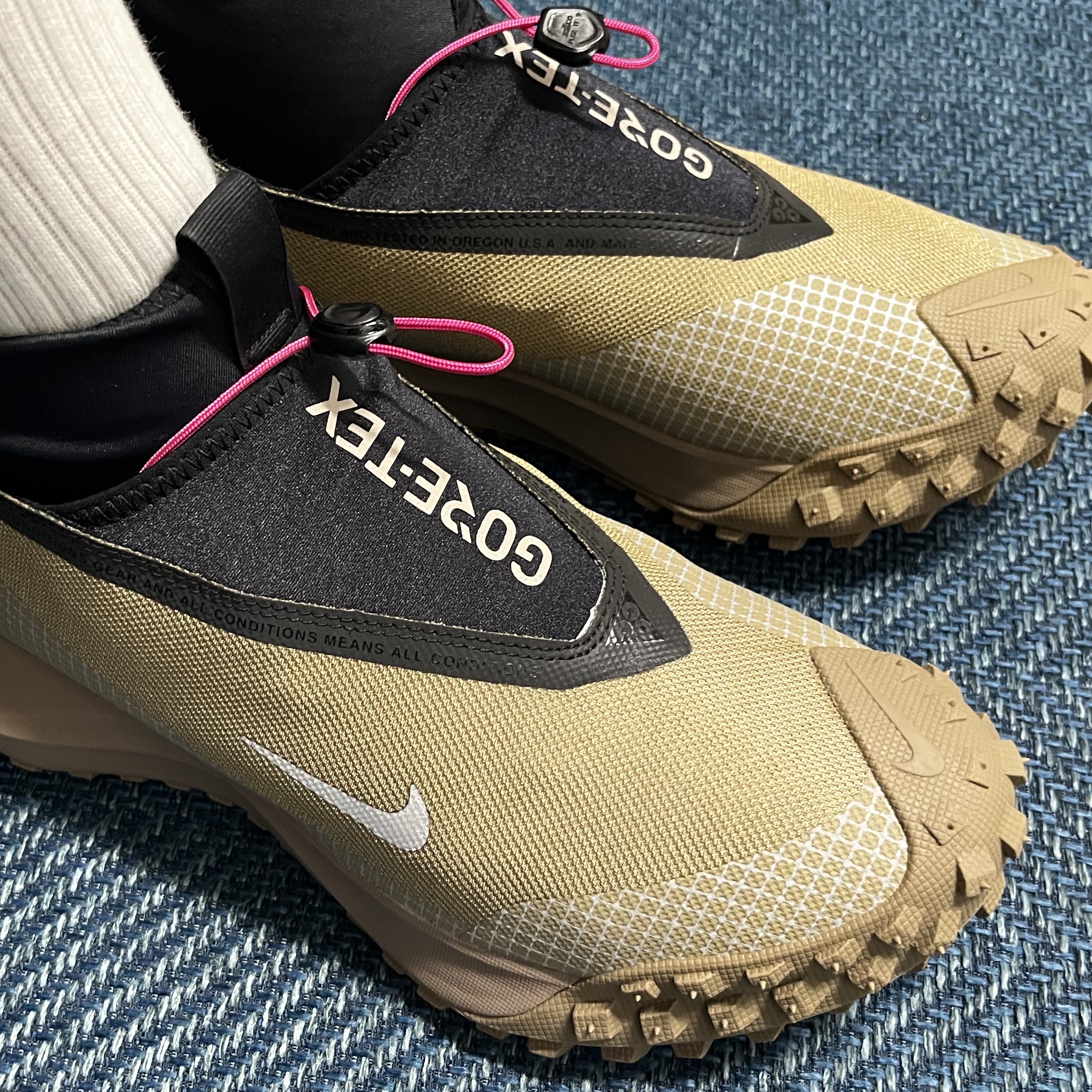 Nike ACG Mountain Fly Gore-Tex Khaki 착용 스타일 - 3