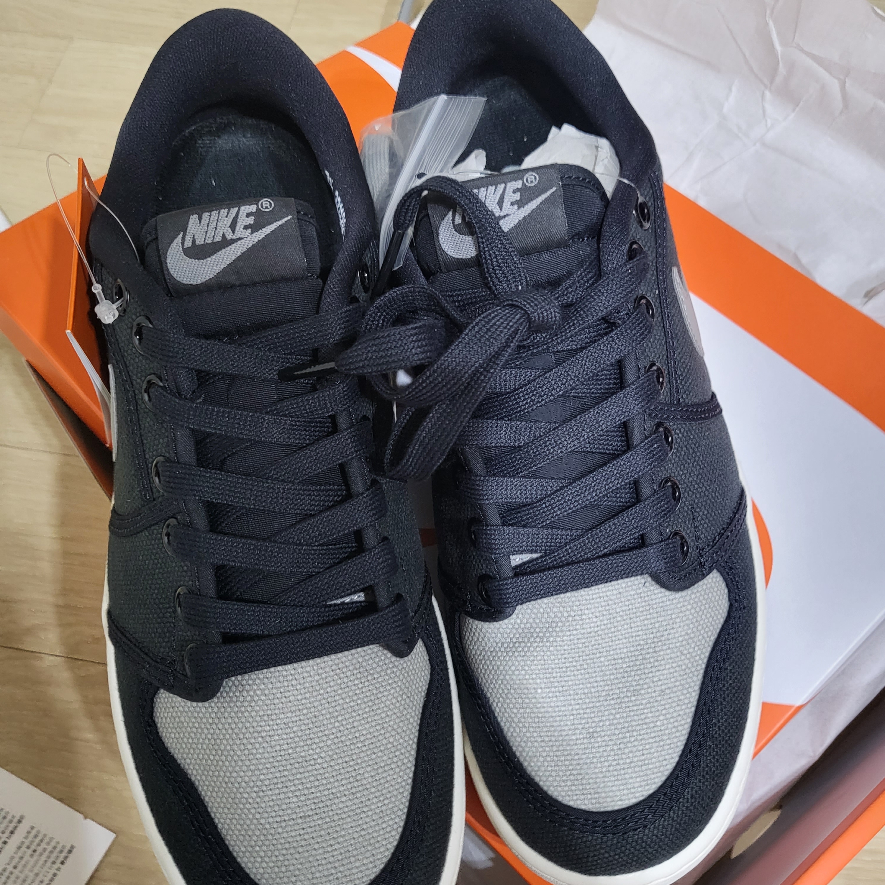 Jordan 1 KO Low Black Medium Grey 착용 스타일 - 3