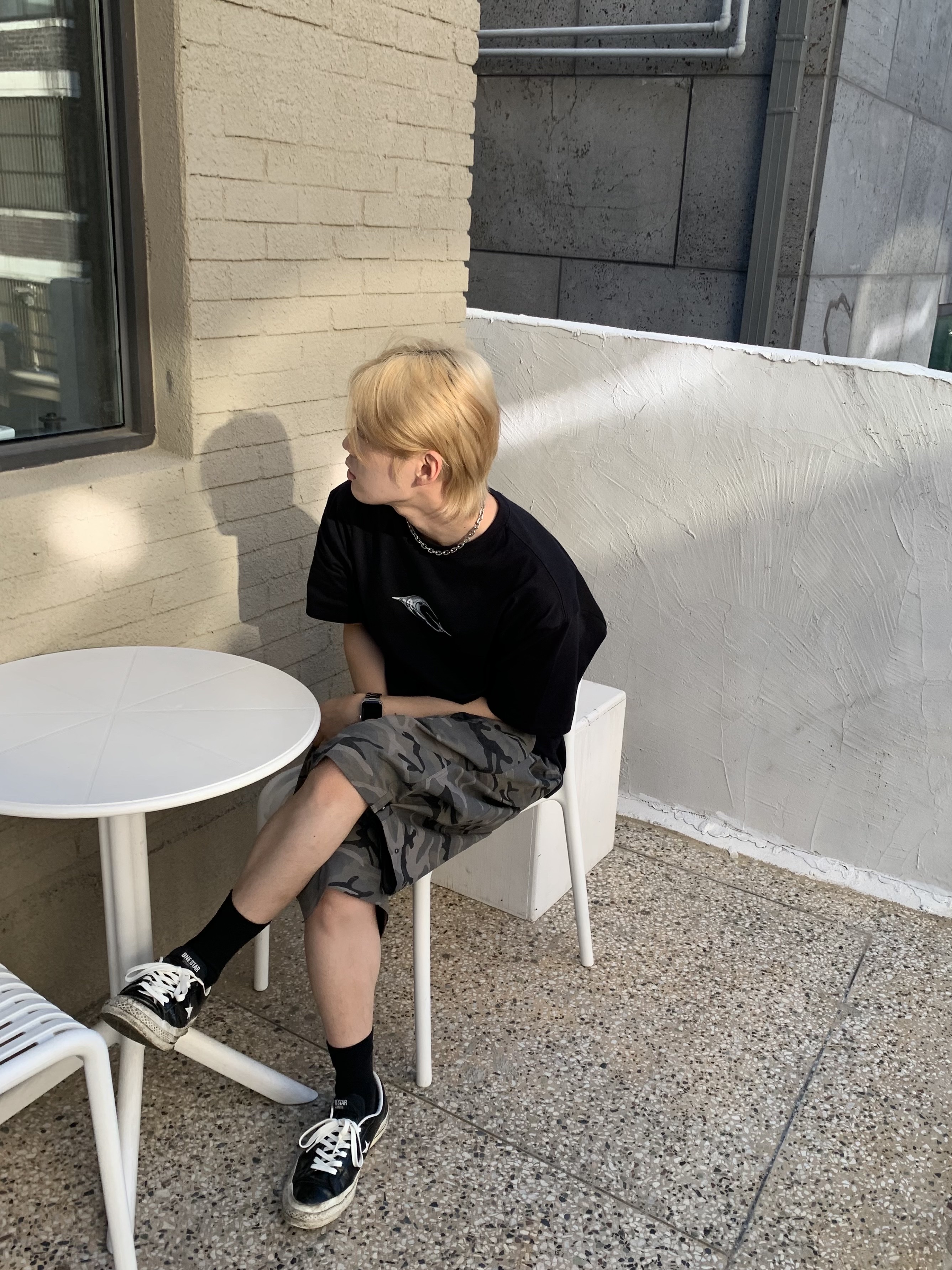 Converse One Star Ox HanByeol Black, Apple Watch SE 44mm GPS Silver Aluminum Case with Sport Band White (Korean Ver.) 착용 스타일 - 1