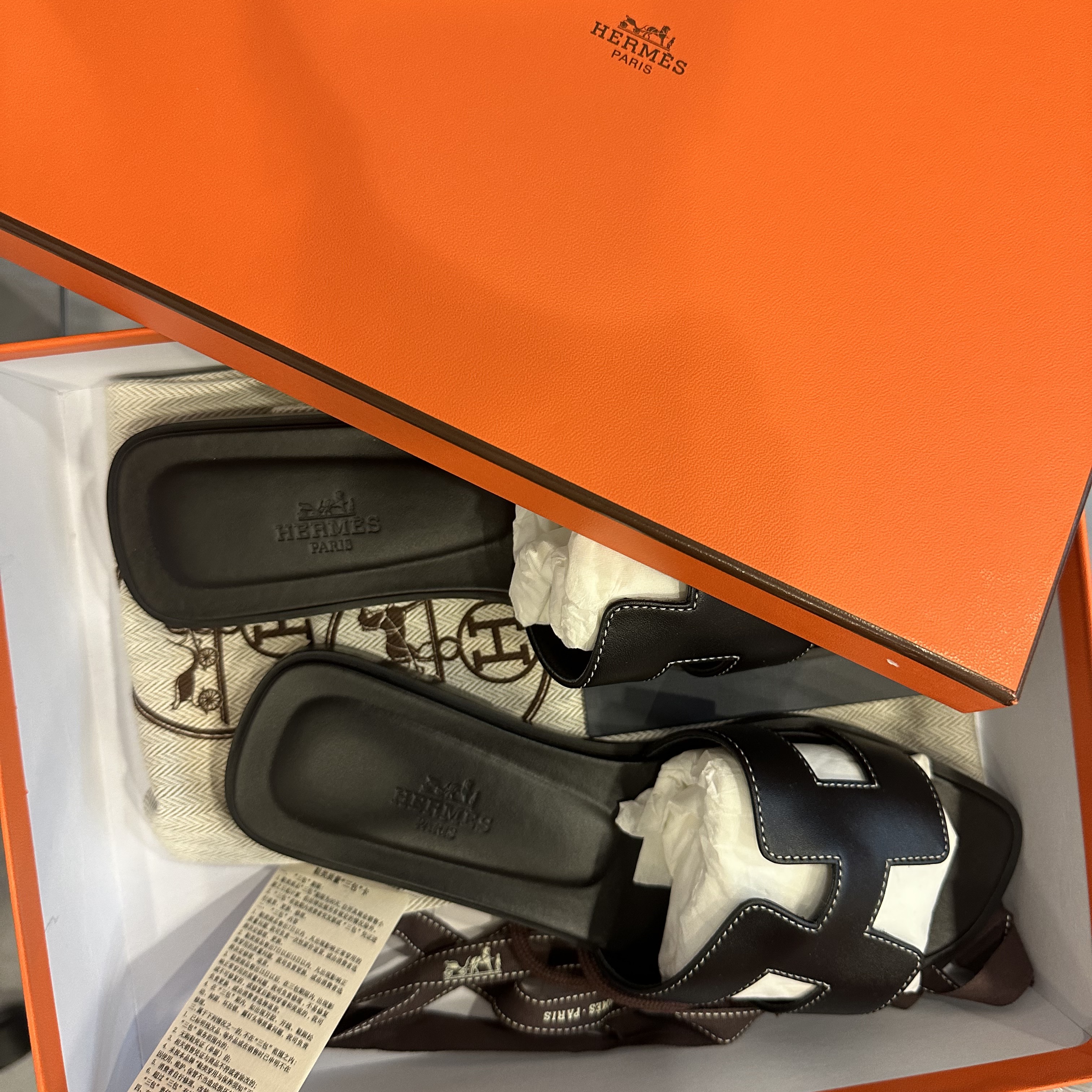(W) Hermes Oran Sandal Calfskin & Noir Piqures Ecrues 착용 스타일 - 2