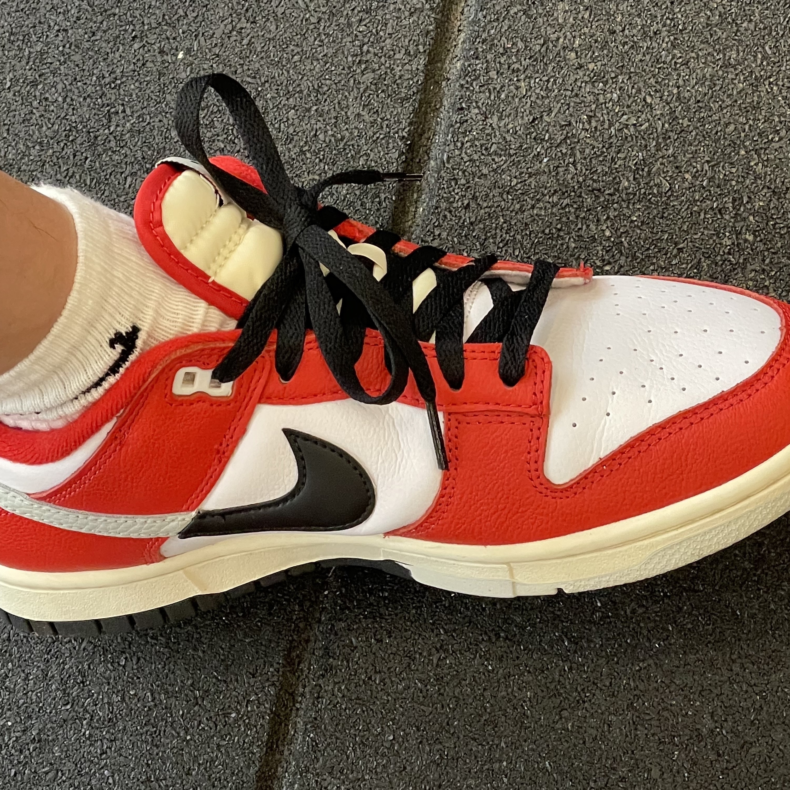 Nike Dunk Low Retro PRM University Red Black 착용 스타일 - 2