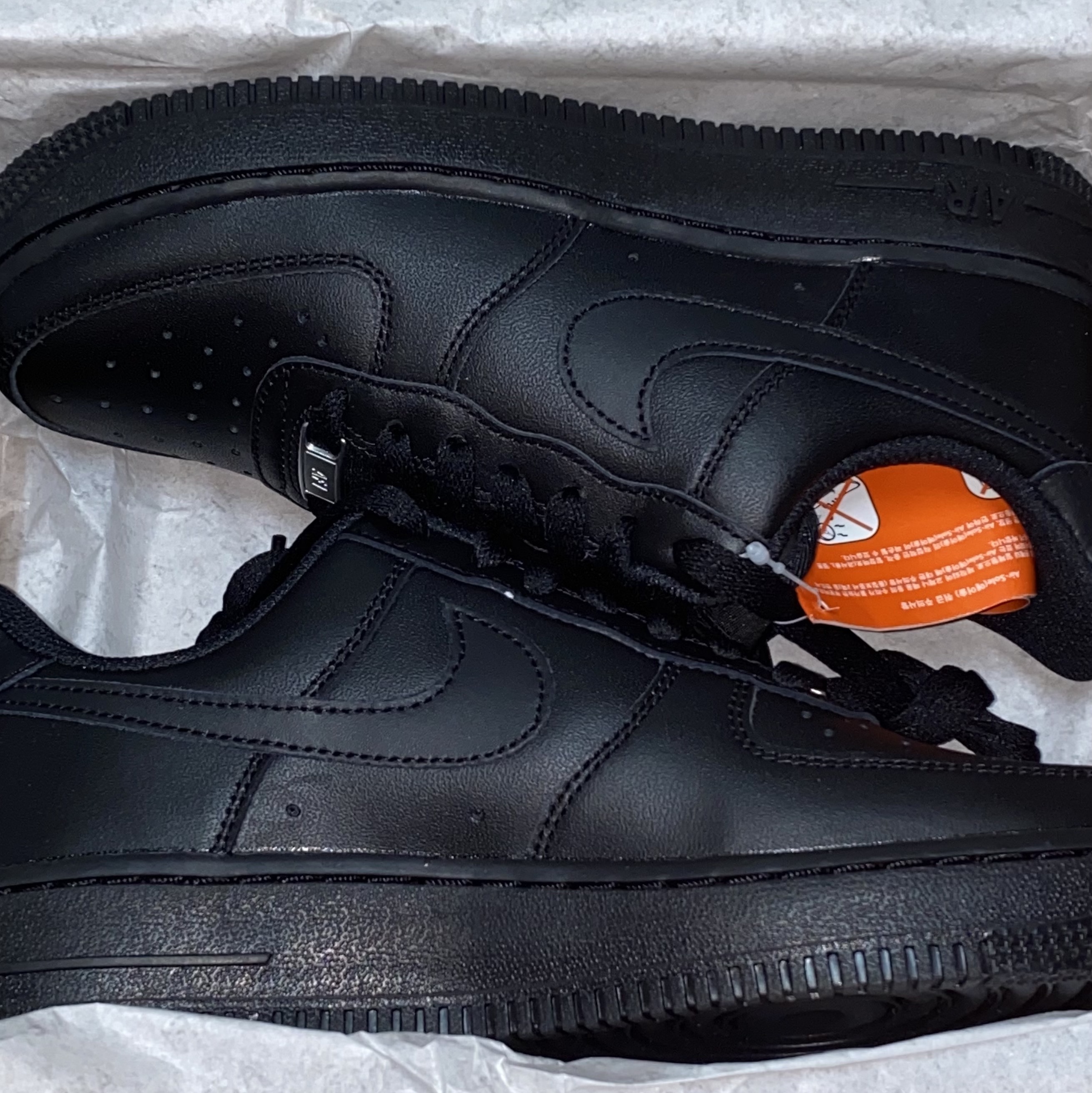 (W) Nike Air Force 1 '07 Low Triple Black 착용 스타일